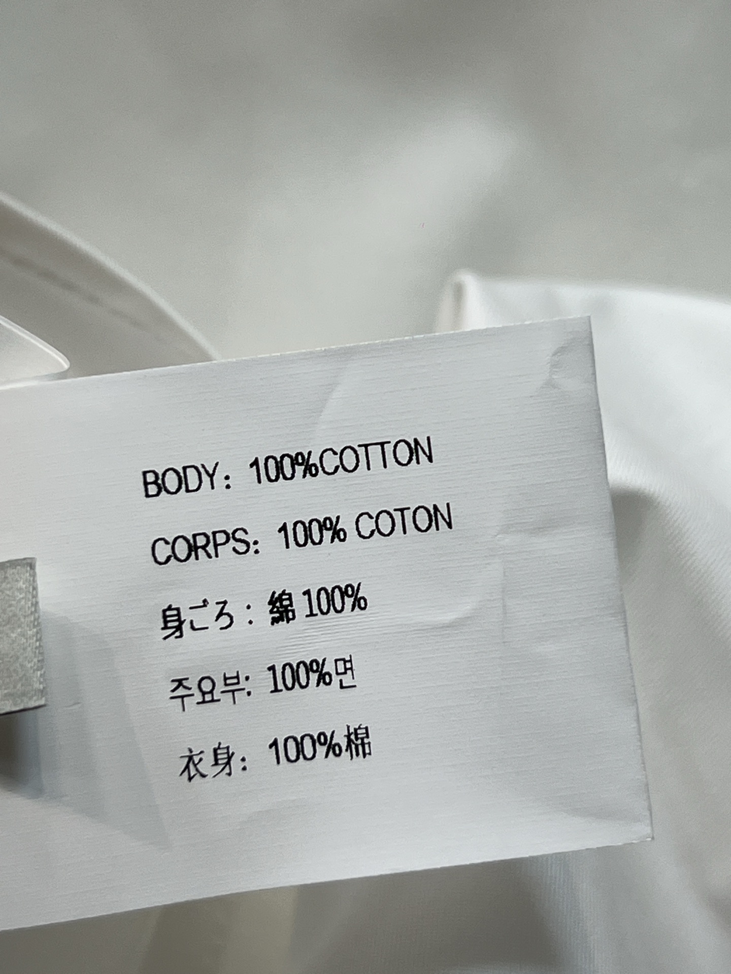 26春夏新款 学院风刺绣白衬衫 短款设计+黑色领带 简约又带点正式感 胸前精致刺绣超有细节 棉质面料穿着