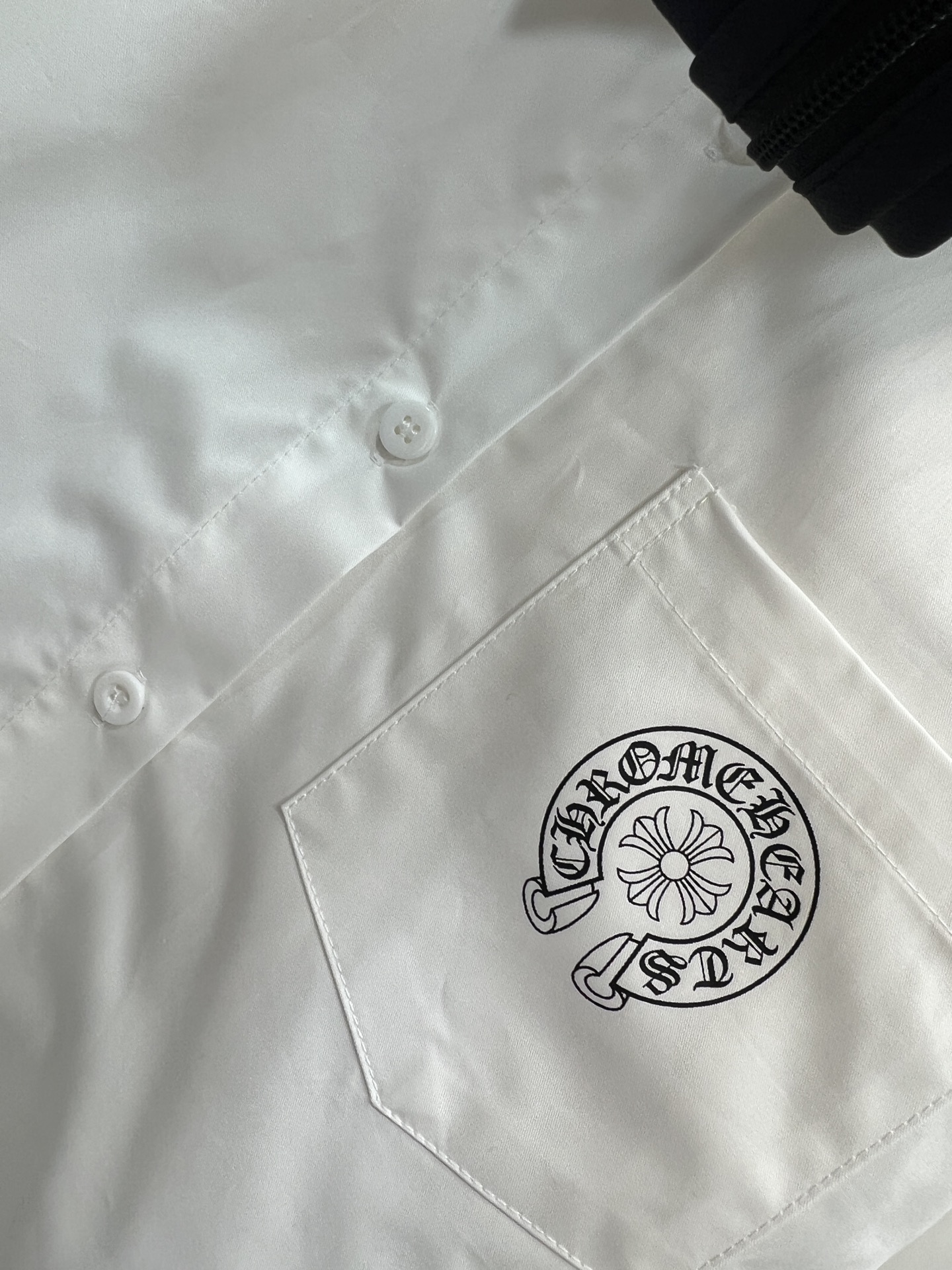 26春夏新款 学院风刺绣白衬衫 短款设计+黑色领带 简约又带点正式感 胸前精致刺绣超有细节 棉质面料穿着