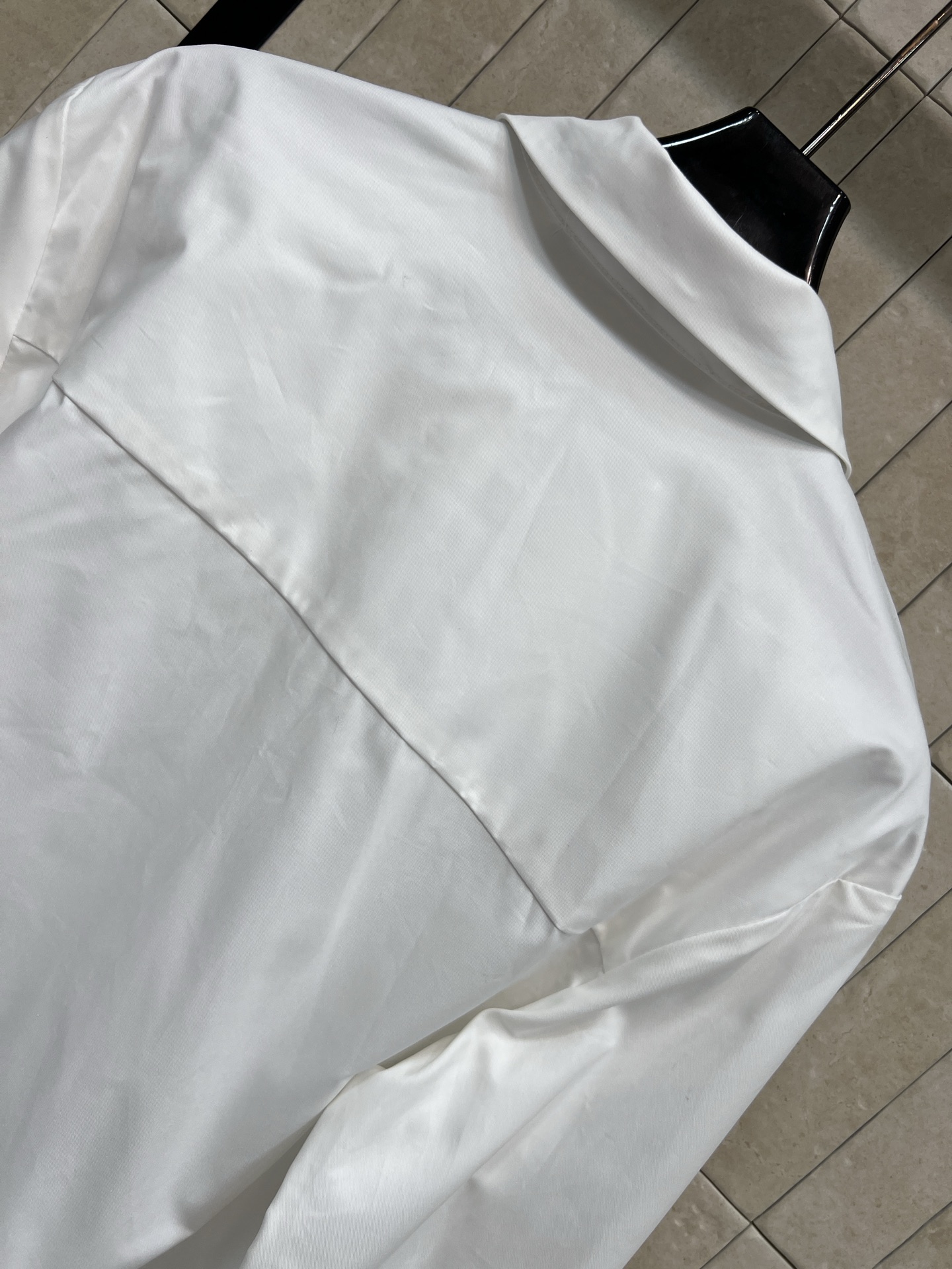 26春夏新款 学院风刺绣白衬衫 短款设计+黑色领带 简约又带点正式感 胸前精致刺绣超有细节 棉质面料穿着