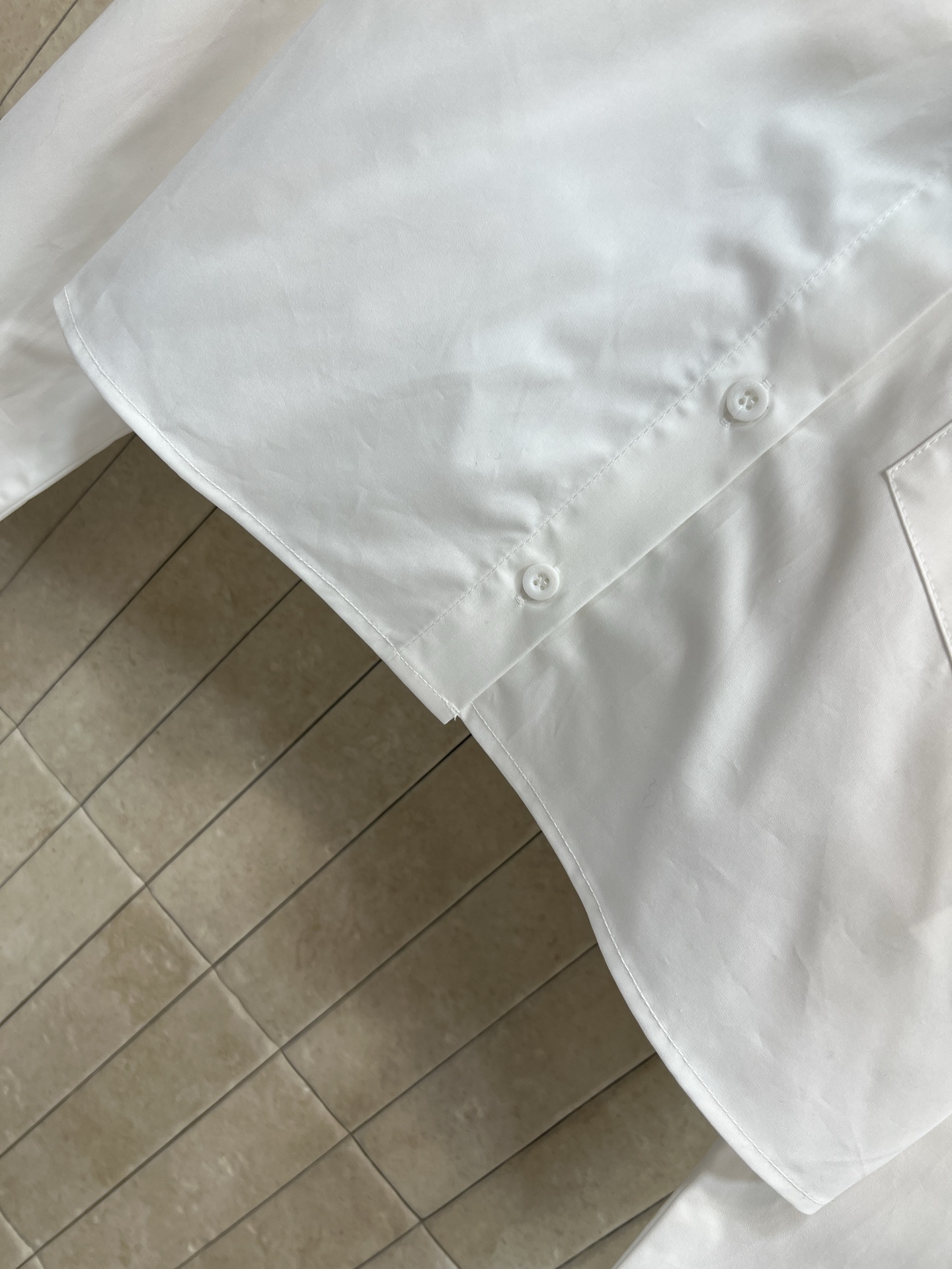 26春夏新款 学院风刺绣白衬衫 短款设计+黑色领带 简约又带点正式感 胸前精致刺绣超有细节 棉质面料穿着