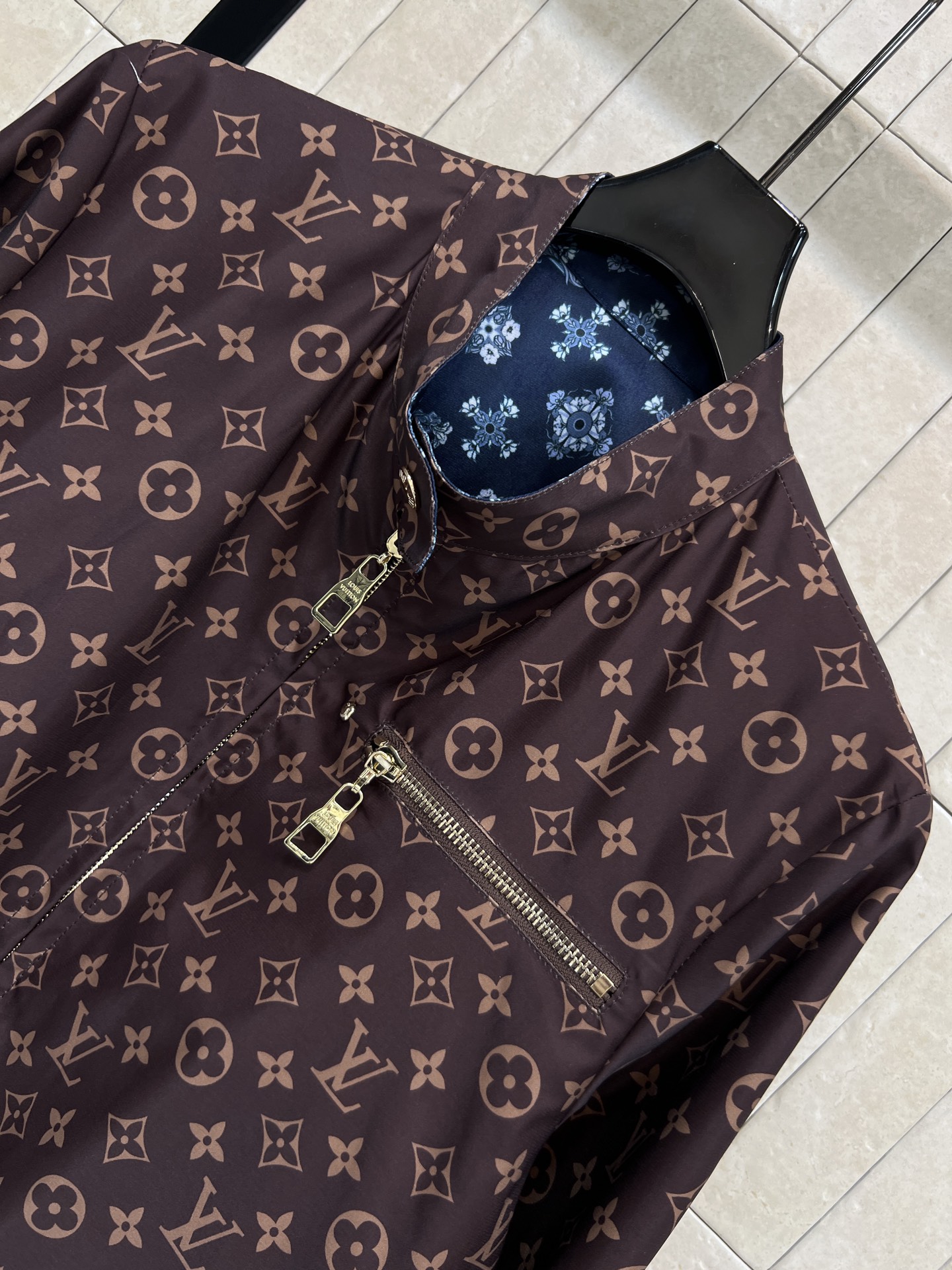 L家 26春夏新款 复古碎花印花立领夹克外套 双面穿设计 一面经典老花徽标 一面花卉图案 品牌感满满 碎