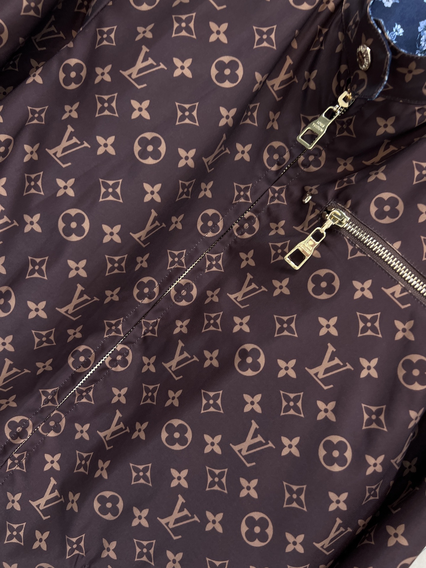 L家 26春夏新款 复古碎花印花立领夹克外套 双面穿设计 一面经典老花徽标 一面花卉图案 品牌感满满 碎