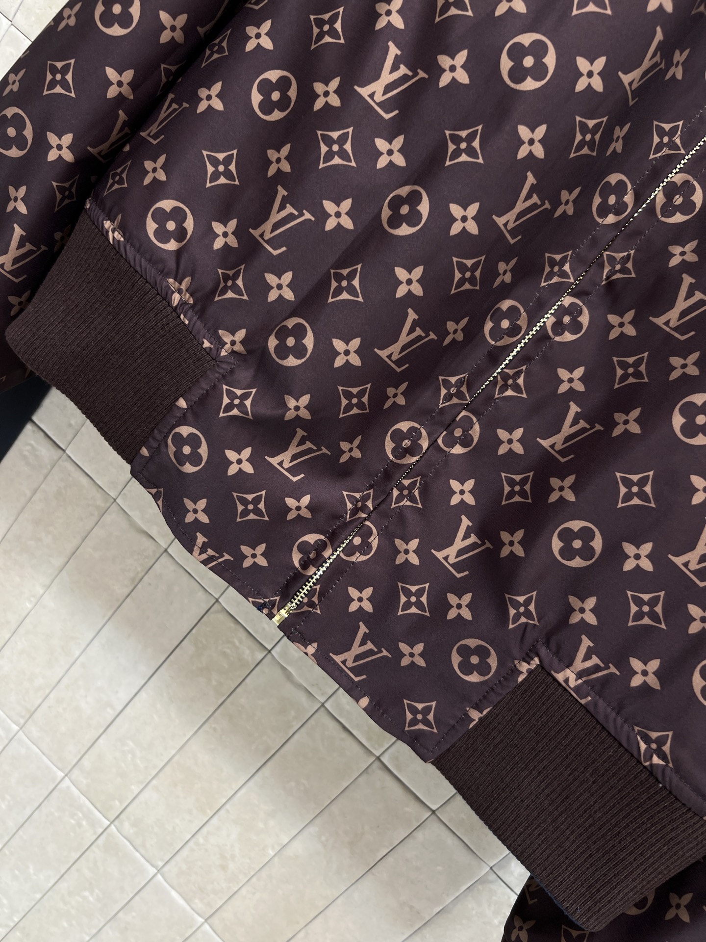 L家 26春夏新款 复古碎花印花立领夹克外套 双面穿设计 一面经典老花徽标 一面花卉图案 品牌感满满 碎