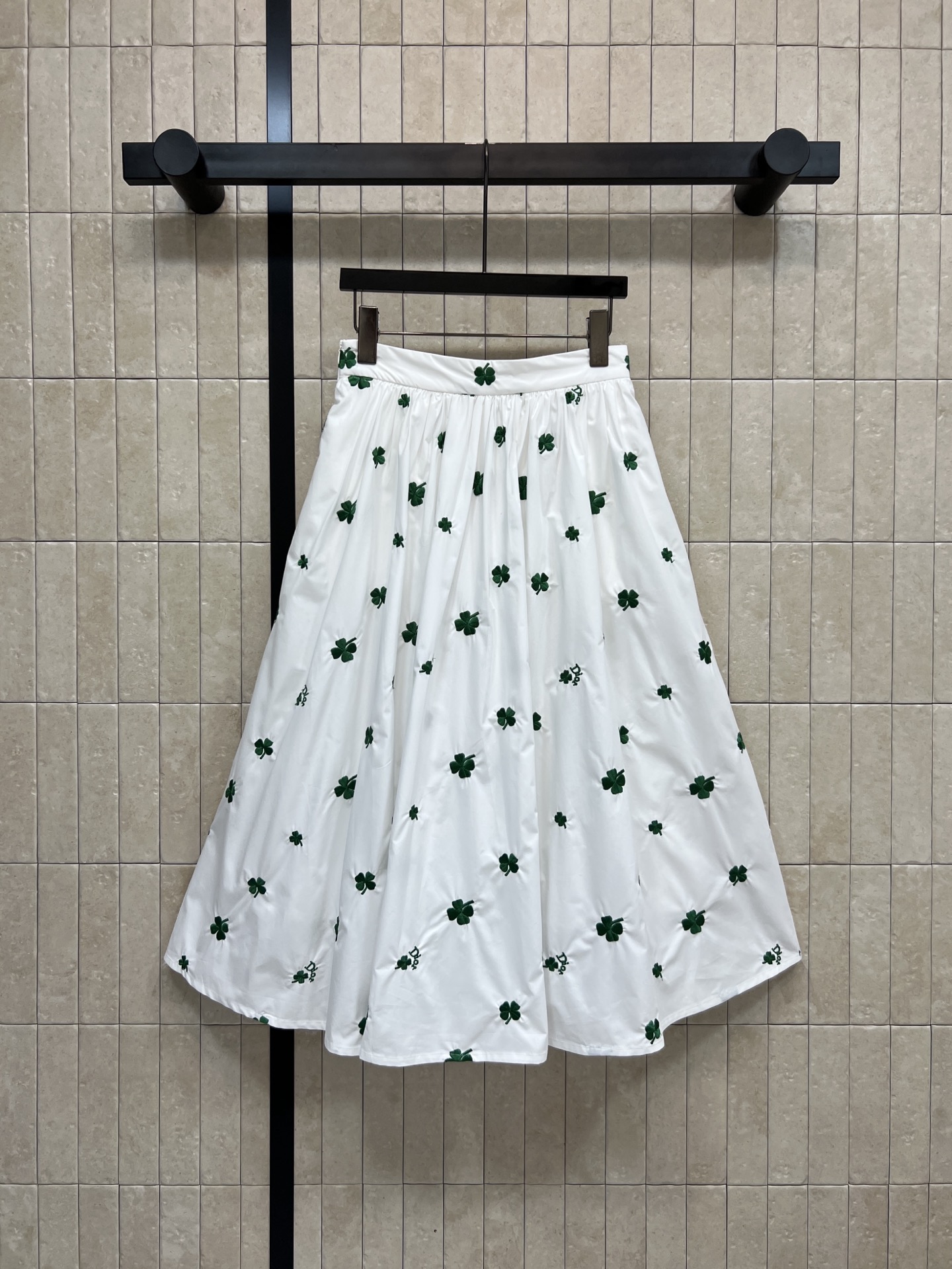 NO:740709,D Home 26 spring and summer new style four-leaf clover embroidered skirt, white base fabric with green embroidered four-leaf clover, fresh and lively!  High-waisted A-line shape, skirt naturally drape, slimming and flattering legs, easy to control for daily commuting and leisure, light and breathable fabric, super comfortable to wear in spring and summer, match with simple top or sweater, easily get French pastoral style, full of atmosphere ~ four sizes in one color, Size/S-M-L-XL,, dior, skirts,19860909D家 26春夏新款 四叶草刺绣半身裙 白色底布配绿色刺绣四叶草清新又活泼！高腰A字版型 裙摆自然垂坠 显瘦又修饰腿型 日常通勤、休闲都能轻松驾驭 面料轻薄透气 春夏穿超舒服 搭配简约上衣或针织衫 轻松get法式田园风 氛围感满满~一色四码Size/S-M-L-XL,,dior,skirts,,Women's clothing