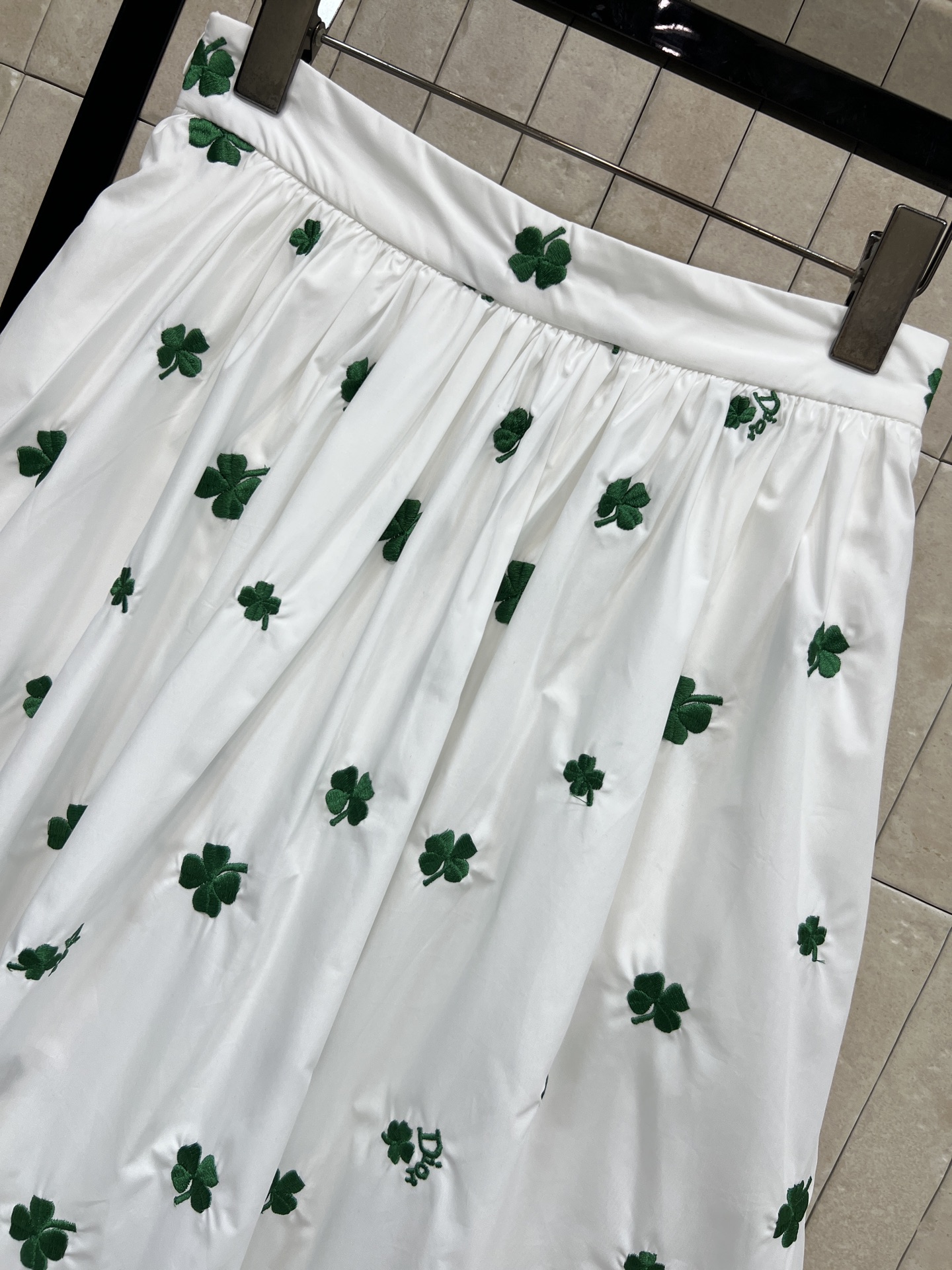 D家 26春夏新款 四叶草🍀刺绣半身裙 白色底布配绿色刺绣四叶草🍀清新又活泼！高腰A字版型 裙摆自然垂坠