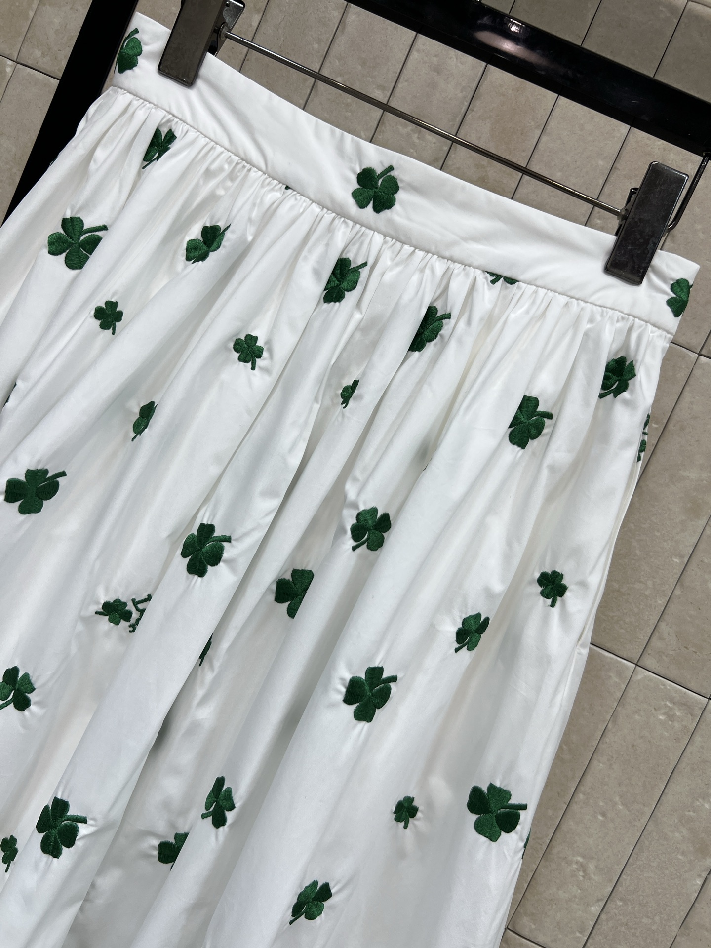 D家 26春夏新款 四叶草🍀刺绣半身裙 白色底布配绿色刺绣四叶草🍀清新又活泼！高腰A字版型 裙摆自然垂坠