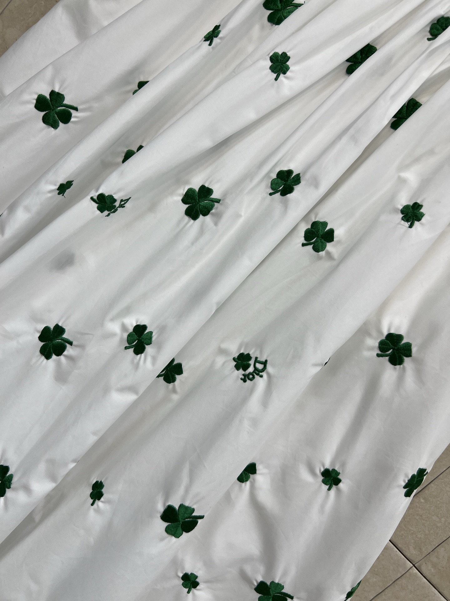 D家 26春夏新款 四叶草🍀刺绣半身裙 白色底布配绿色刺绣四叶草🍀清新又活泼！高腰A字版型 裙摆自然垂坠