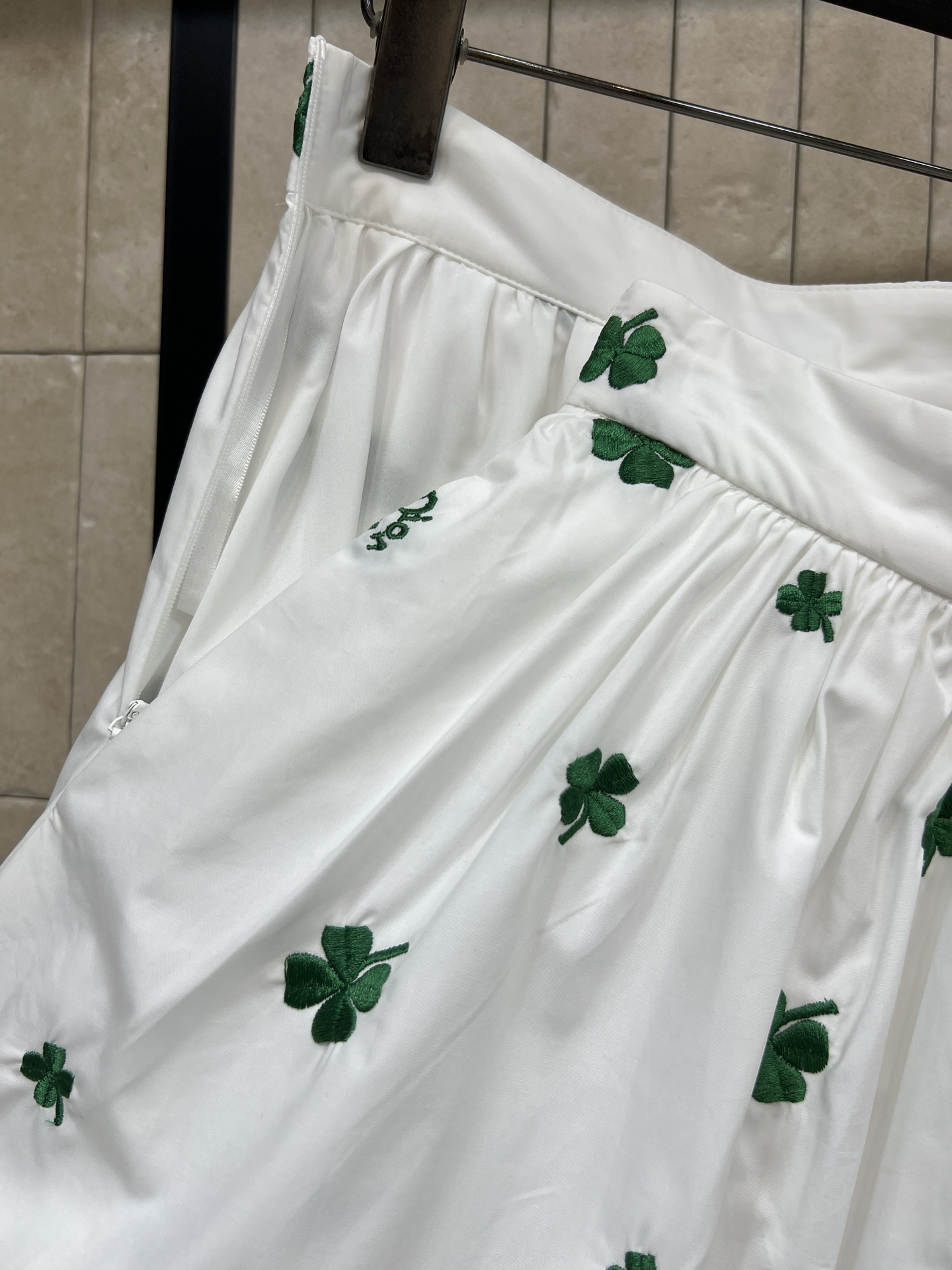 D家 26春夏新款 四叶草🍀刺绣半身裙 白色底布配绿色刺绣四叶草🍀清新又活泼！高腰A字版型 裙摆自然垂坠