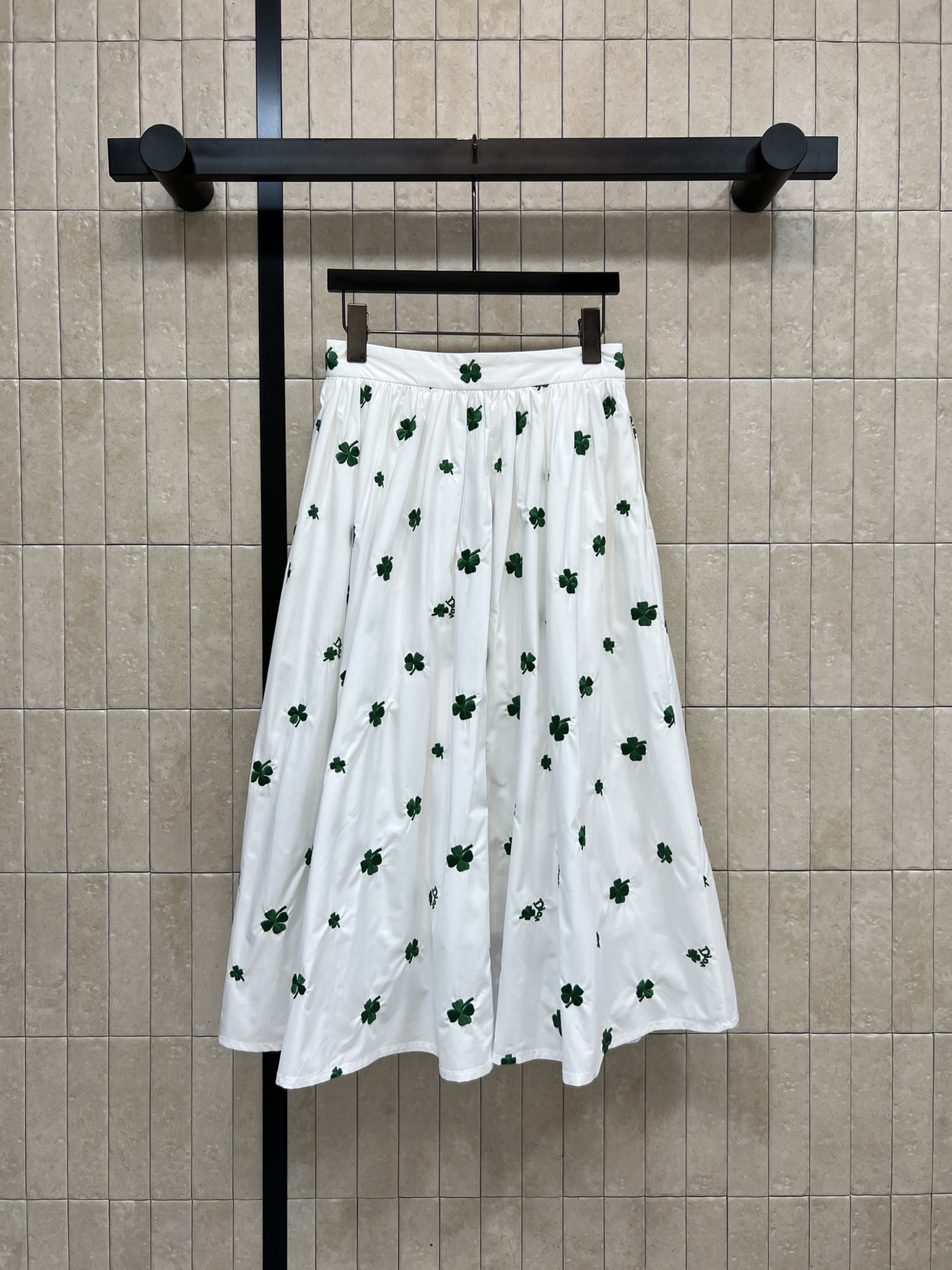 D家 26春夏新款 四叶草🍀刺绣半身裙 白色底布配绿色刺绣四叶草🍀清新又活泼！高腰A字版型 裙摆自然垂坠