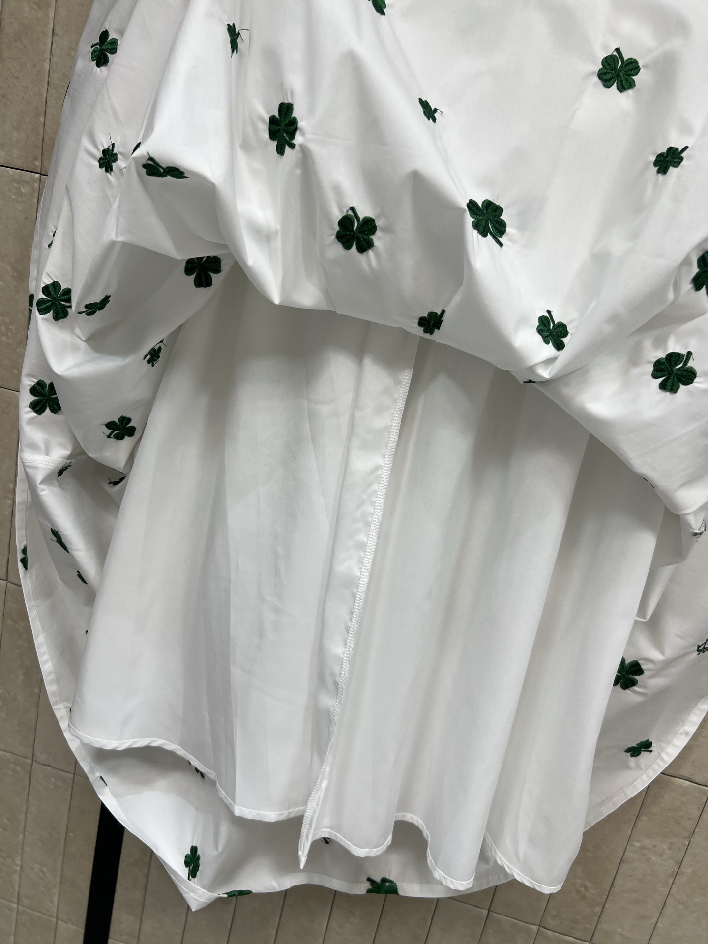 D家 26春夏新款 四叶草🍀刺绣半身裙 白色底布配绿色刺绣四叶草🍀清新又活泼！高腰A字版型 裙摆自然垂坠