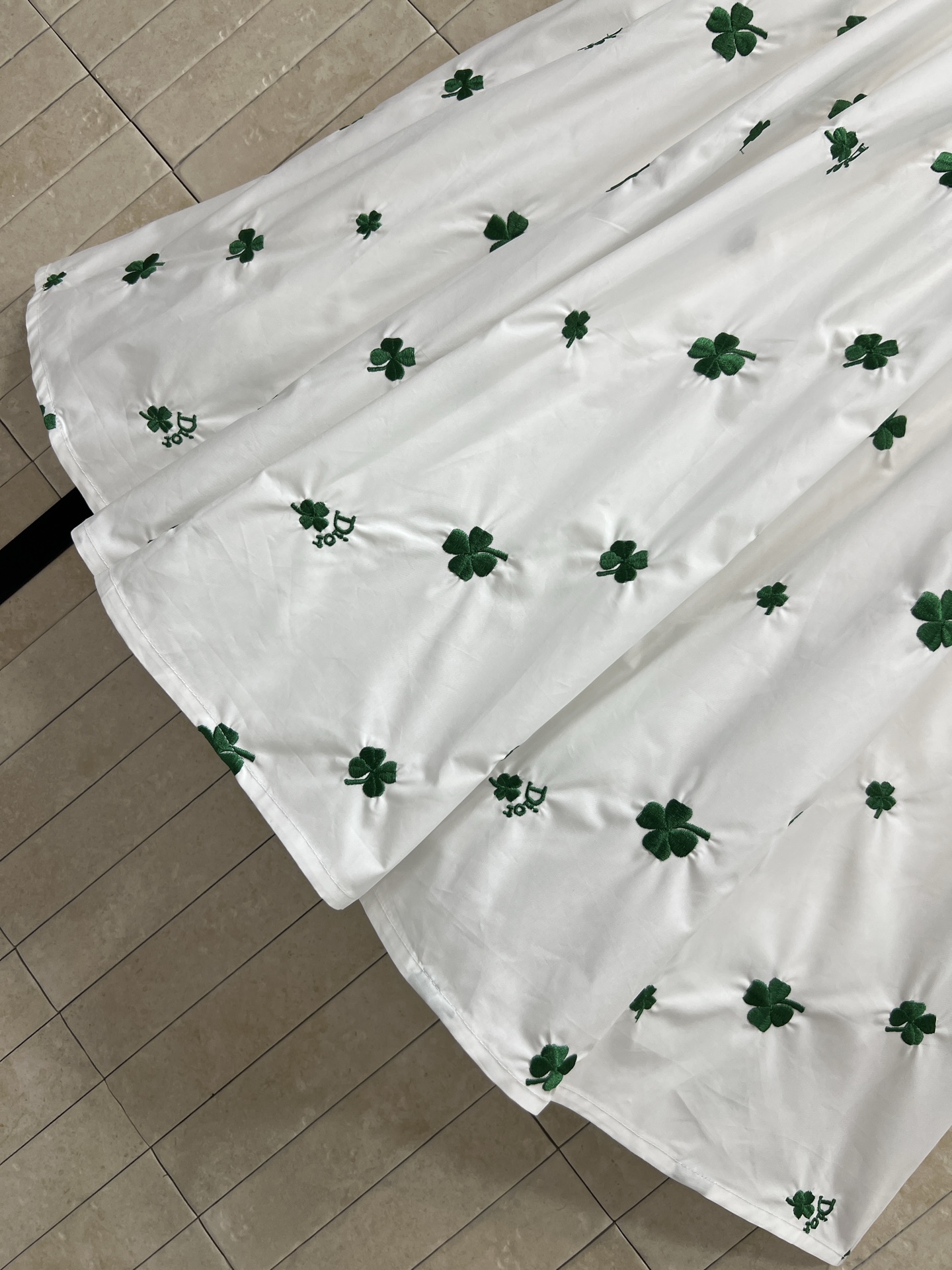 D家 26春夏新款 四叶草🍀刺绣半身裙 白色底布配绿色刺绣四叶草🍀清新又活泼！高腰A字版型 裙摆自然垂坠