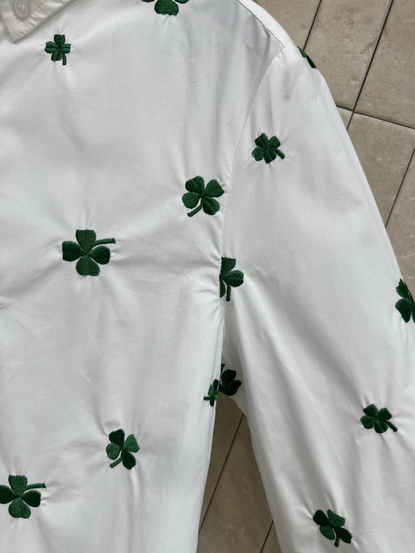 D家 26春夏新款 四叶草刺绣白衬衫 绿色四叶草🍀刺绣超有春日氛围感！棉质面料轻薄透气 穿着舒适 日常或