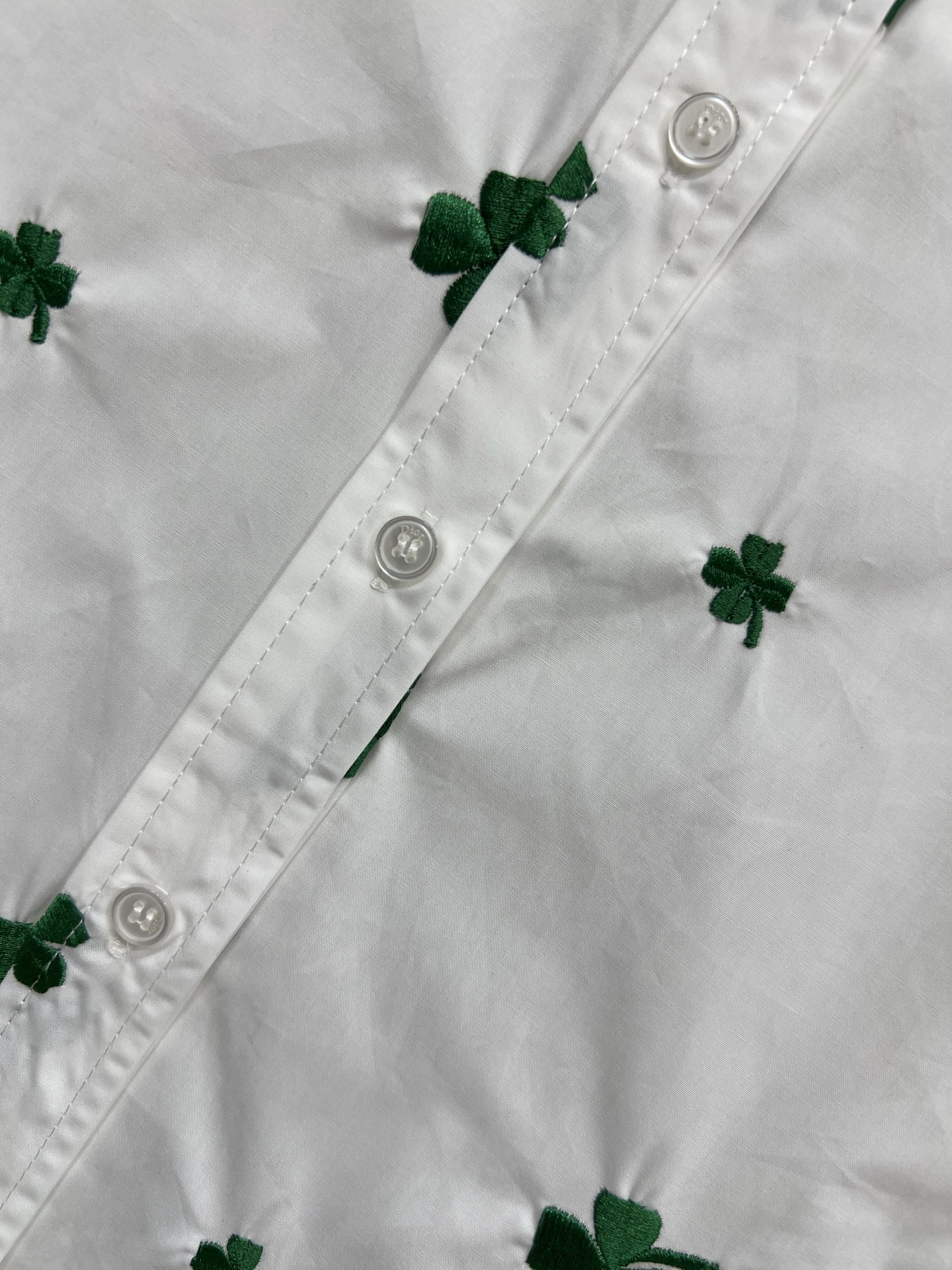 D家 26春夏新款 四叶草刺绣白衬衫 绿色四叶草🍀刺绣超有春日氛围感！棉质面料轻薄透气 穿着舒适 日常或