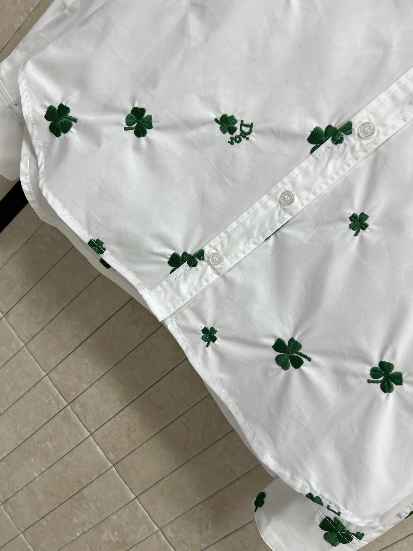 D家 26春夏新款 四叶草刺绣白衬衫 绿色四叶草🍀刺绣超有春日氛围感！棉质面料轻薄透气 穿着舒适 日常或