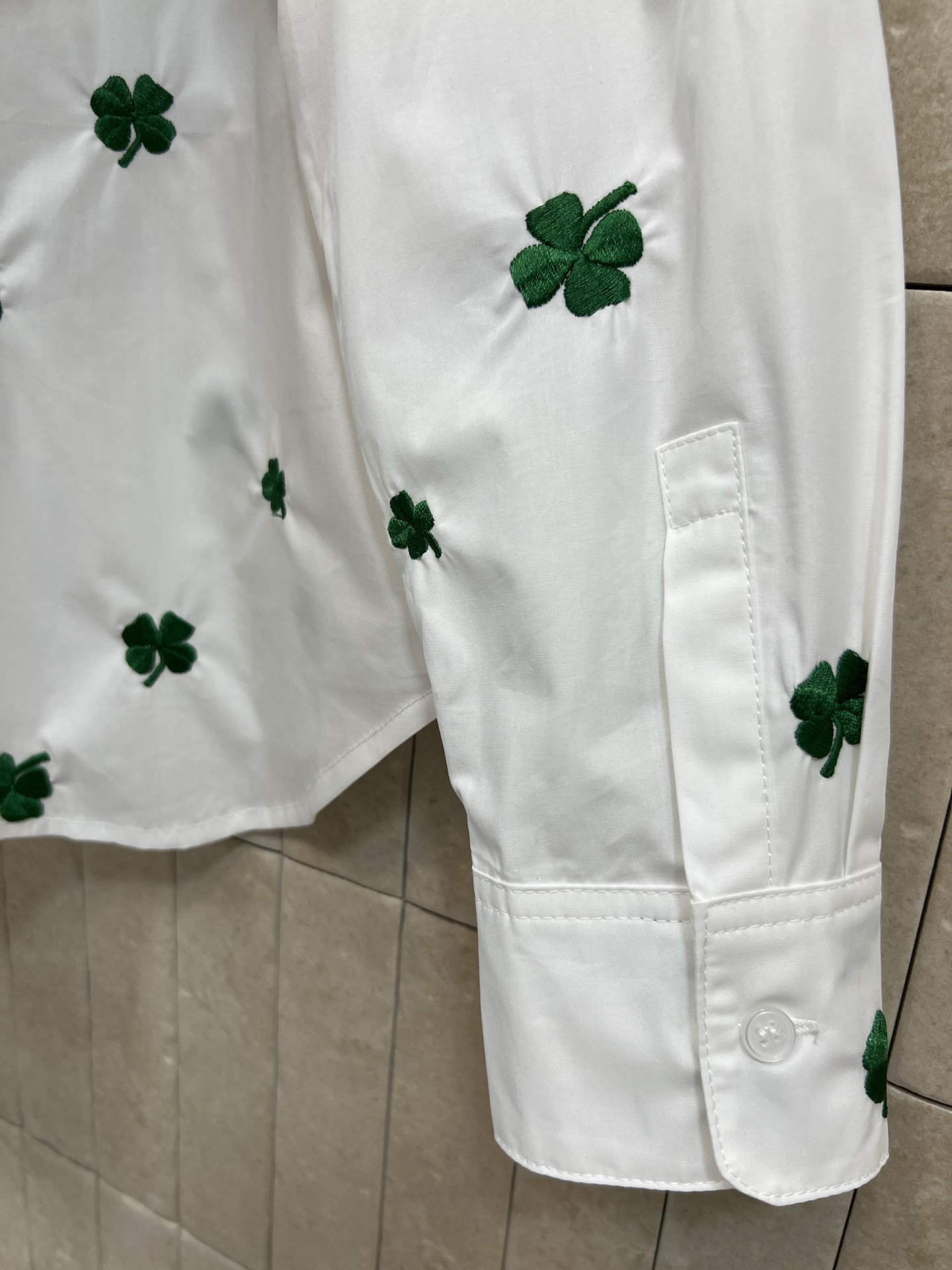 D家 26春夏新款 四叶草刺绣白衬衫 绿色四叶草🍀刺绣超有春日氛围感！棉质面料轻薄透气 穿着舒适 日常或