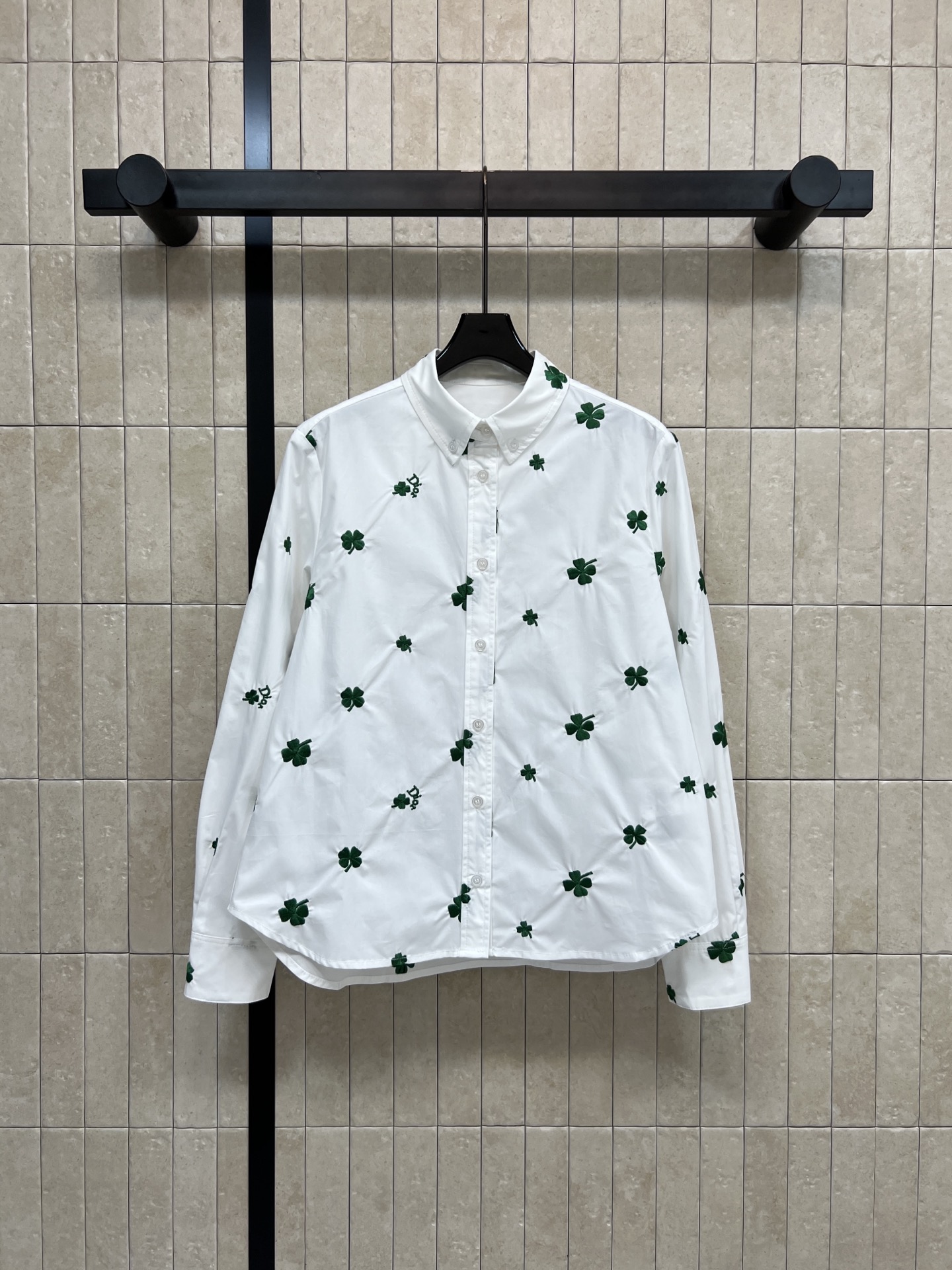NO:740713,D Home 26 spring and summer new style white shirt with four-leaf clover embroidery. The green four-leaf clover embroidery has a spring atmosphere!  The cotton fabric is light and breathable, comfortable to wear, and can be easily managed in daily life or activities. Classic lapel + long sleeve design, neat tailoring, simple and exquisite. The four-leaf clover element symbolizes luck. It goes well with jeans or skirts. It is easy to get a fresh and fashionable look. Four sizes in one color, Size/S-M-L-XL,, dior, skirts, jeans, shirts,19860909D家 26春夏新款 四叶草刺绣白衬衫 绿色四叶草刺绣超有春日氛围感！棉质面料轻薄透气 穿着舒适 日常或活动都能轻松驾驭 经典翻领+长袖设计 剪裁利落 简约又精致 四叶草元素象征幸运 搭配牛仔裤或半裙都很出彩 轻松get清新时尚look 一色四码Size/S-M-L-XL,,dior,skirts,jeans,shirts,,Women's clothing