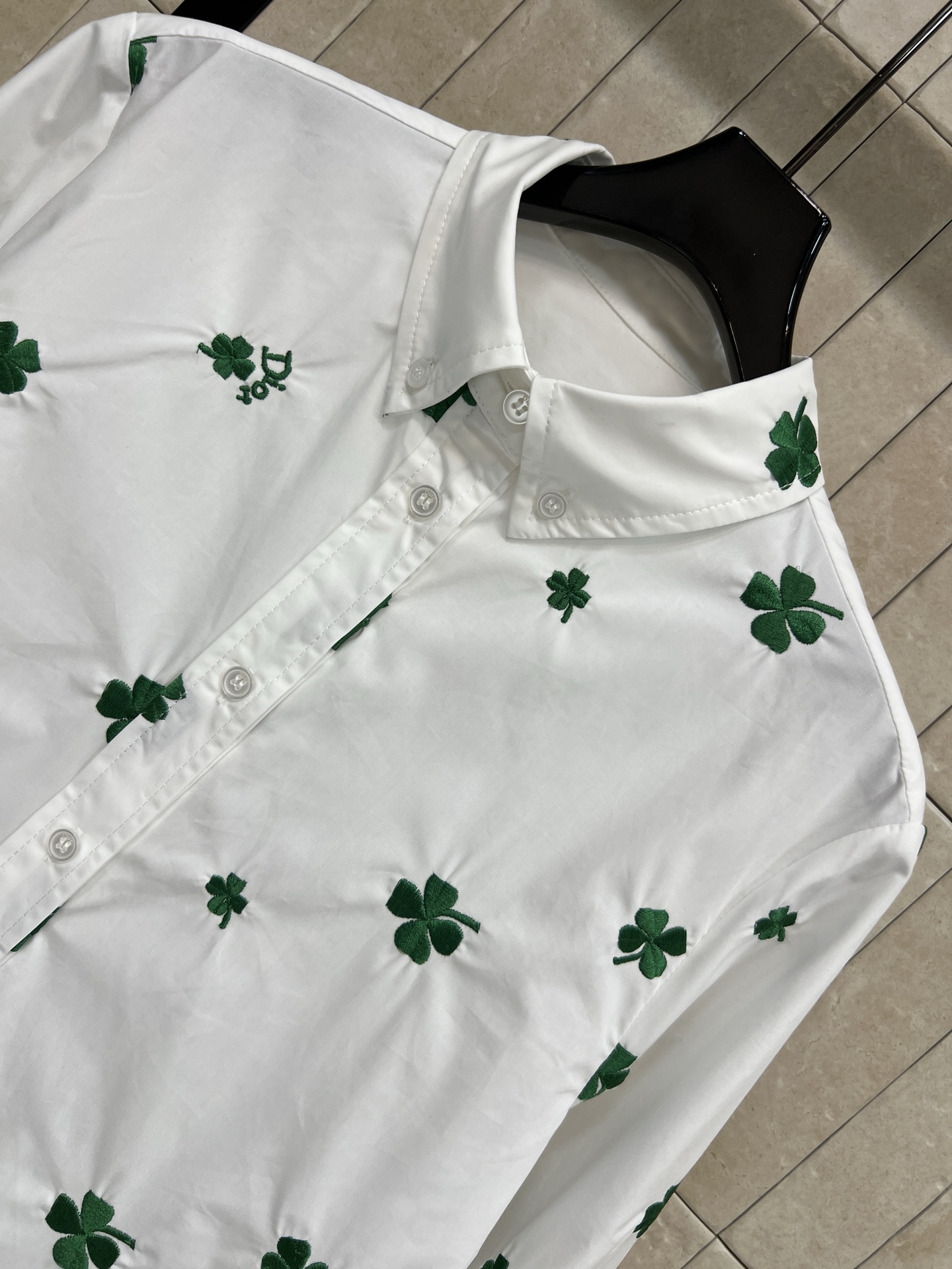 D家 26春夏新款 四叶草刺绣白衬衫 绿色四叶草🍀刺绣超有春日氛围感！棉质面料轻薄透气 穿着舒适 日常或