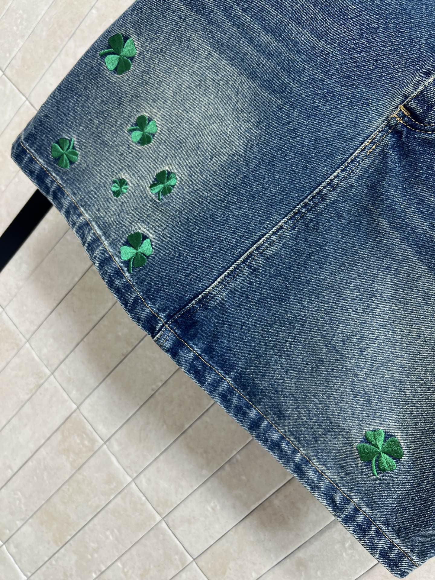 D家 26春夏新款 四叶草刺绣牛仔短裙 深蓝水洗牛仔布+绿色四叶草刺绣 春日氛围感满满 高腰A字版型 正