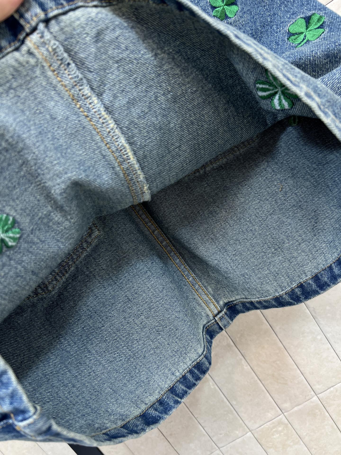 D家 26春夏新款 四叶草刺绣牛仔短裙 深蓝水洗牛仔布+绿色四叶草刺绣 春日氛围感满满 高腰A字版型 正