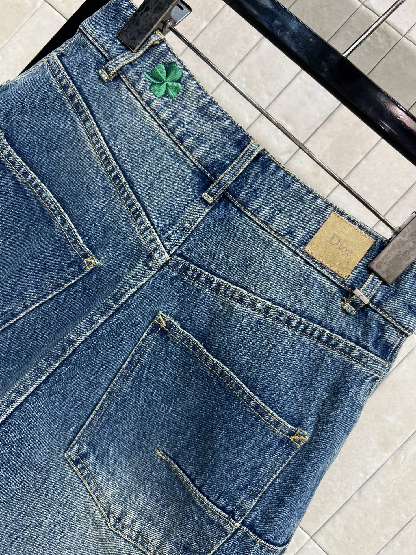 D家 26春夏新款 四叶草刺绣牛仔短裙 深蓝水洗牛仔布+绿色四叶草刺绣 春日氛围感满满 高腰A字版型 正