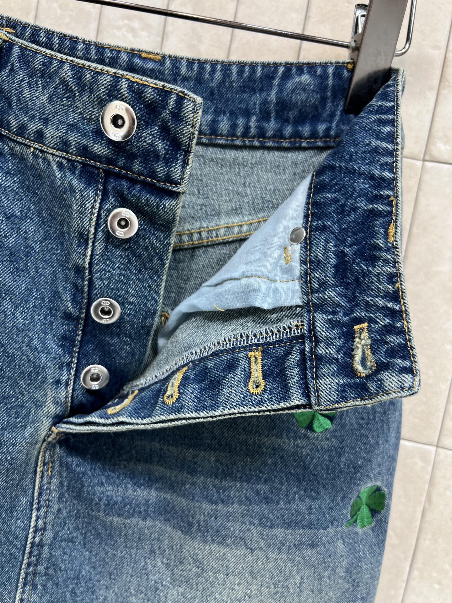 D家 26春夏新款 四叶草刺绣牛仔短裙 深蓝水洗牛仔布+绿色四叶草刺绣 春日氛围感满满 高腰A字版型 正
