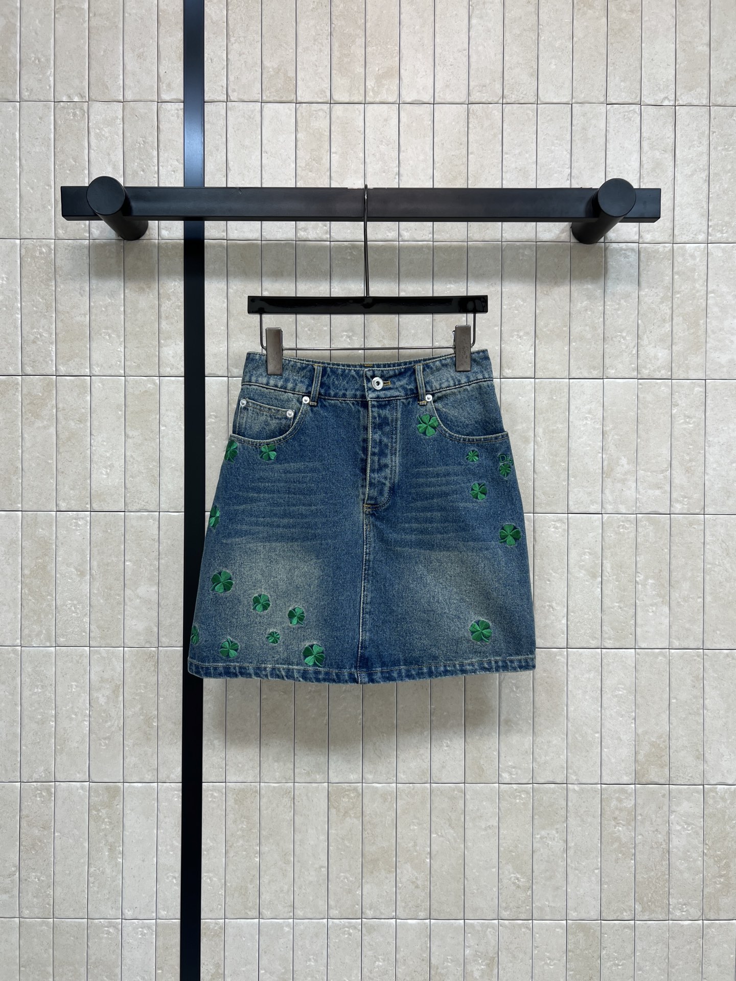 NO:740715,D Home 26 new spring and summer style, four-leaf clover embroidered denim skirt, dark blue washed denim + green four-leaf clover embroidery, full of spring atmosphere, high-waisted A-line version, double front pockets, practical and design sense, four-leaf clover embroidery is super recognizable, symbolizes luck and elegance, can be easily worn in daily life or light luxury occasions. Pair it with a simple top to easily get a high-end look!  Four sizes in one color Size/S-M-L-XL,,dior,skirts,19860909D家 26春夏新款 四叶草刺绣牛仔短裙 深蓝水洗牛仔布+绿色四叶草刺绣 春日氛围感满满 高腰A字版型 正面双口袋 实用又有设计感 四叶草刺绣超有辨识度 象征幸运与优雅 日常或轻奢场合都能轻松驾驭 搭配简约上衣轻松get高级感穿搭！一色四码Size/S-M-L-XL,,dior,skirts,,Women's clothing