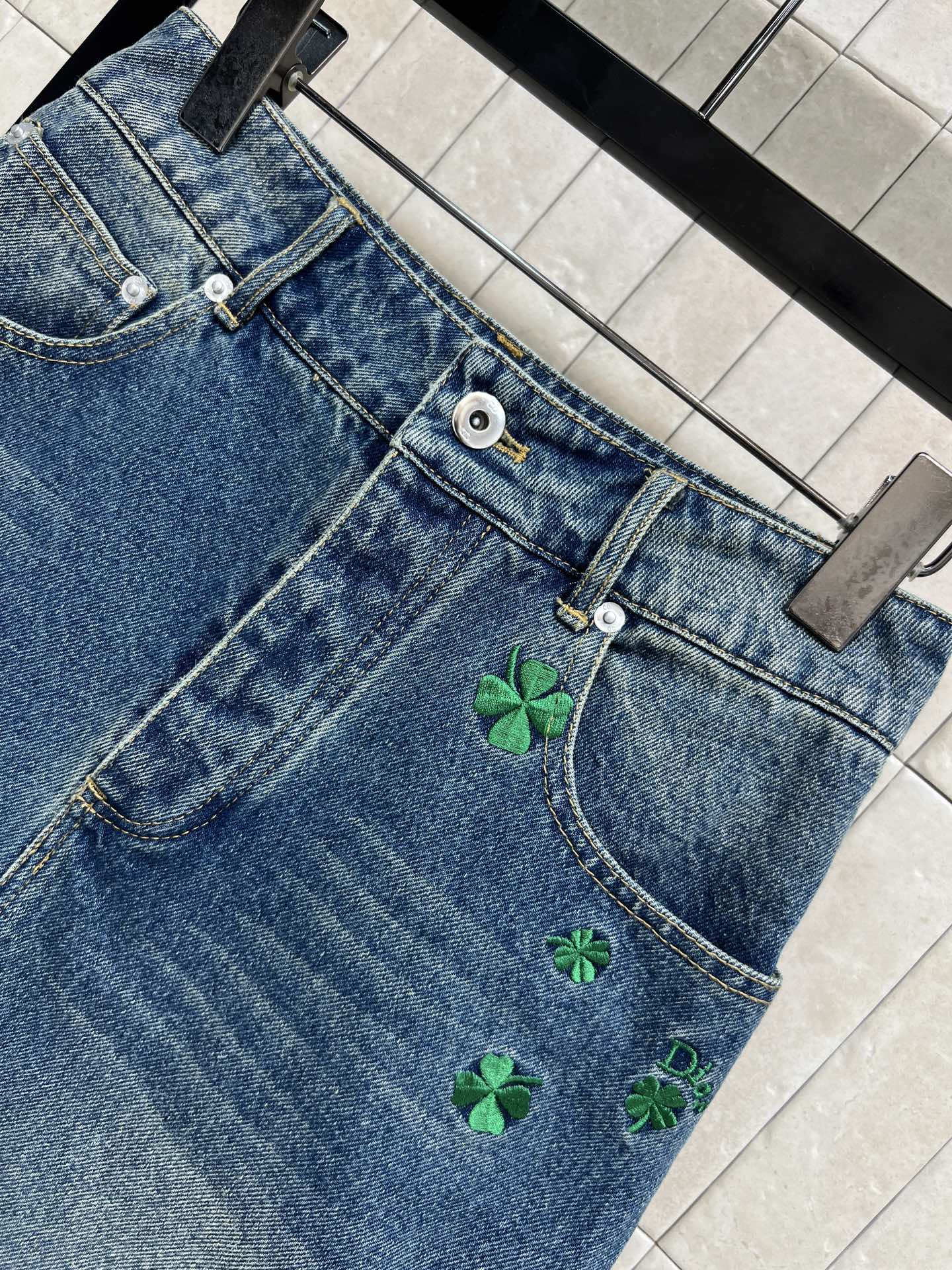 D家 26春夏新款 四叶草刺绣牛仔短裙 深蓝水洗牛仔布+绿色四叶草刺绣 春日氛围感满满 高腰A字版型 正