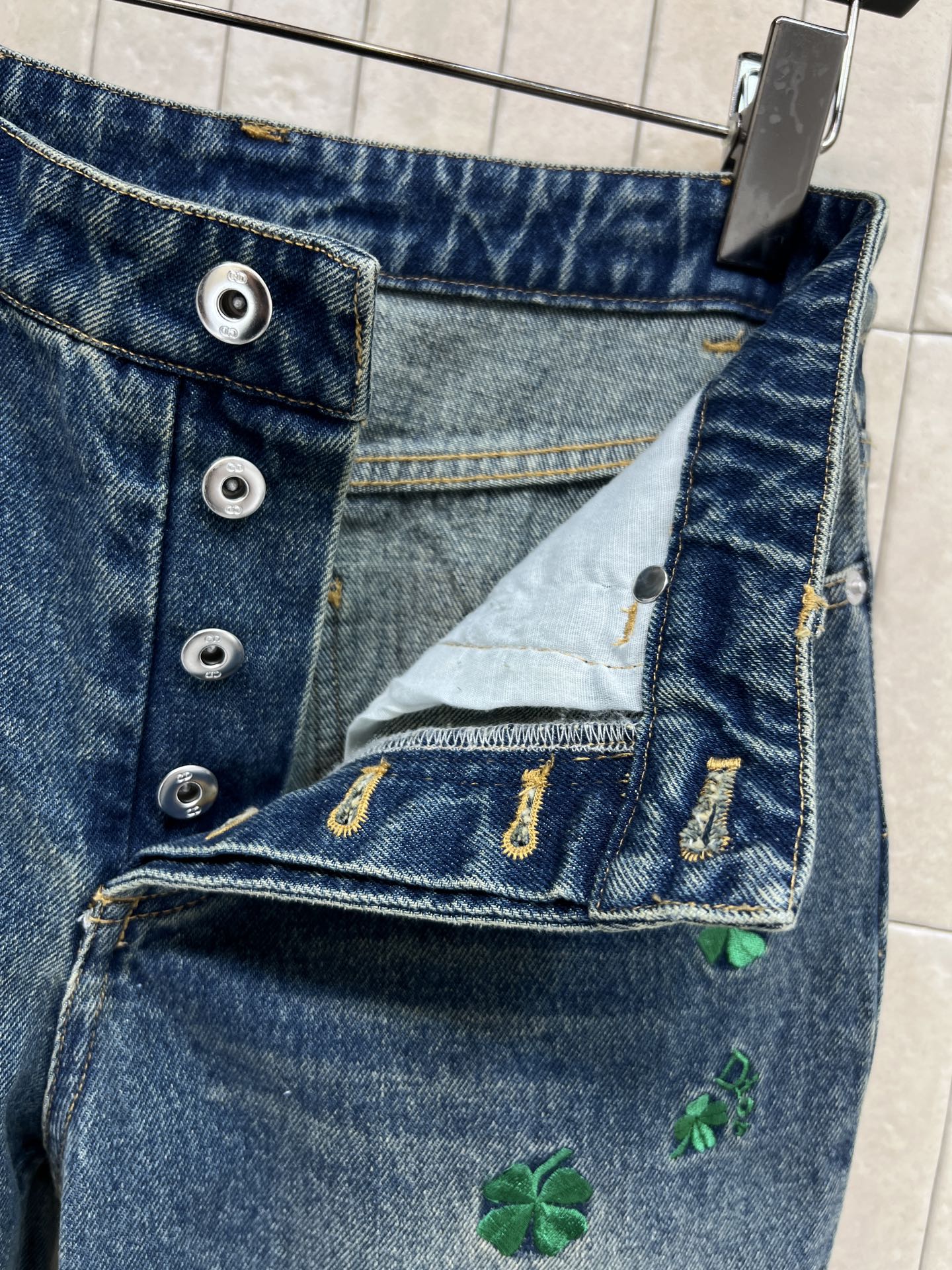 D家 26春夏新款 四叶草刺绣阔腿牛仔裤 复古做旧质感超赞！裤身点缀绿色四叶草刺绣 寓意幸运 设计感满满