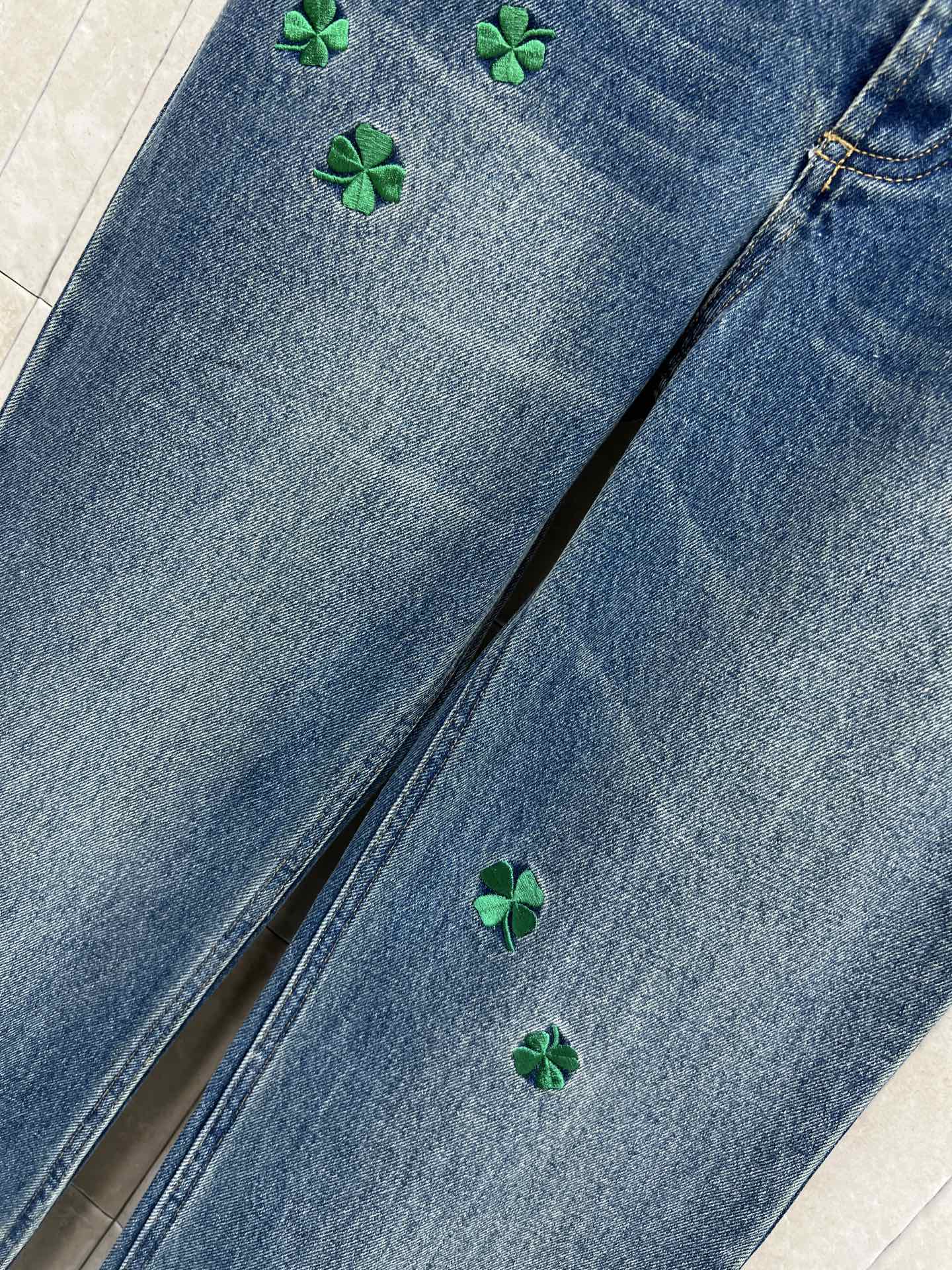 D家 26春夏新款 四叶草刺绣阔腿牛仔裤 复古做旧质感超赞！裤身点缀绿色四叶草刺绣 寓意幸运 设计感满满