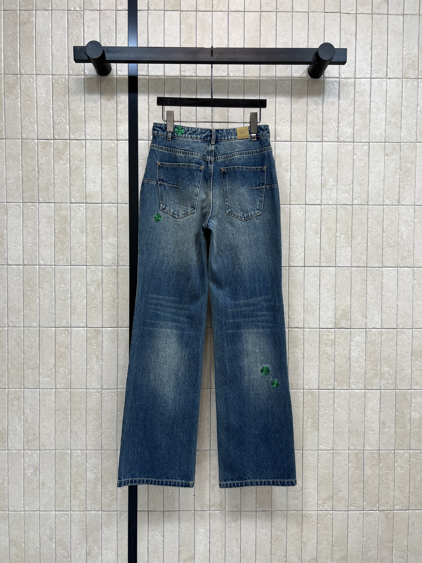 D家 26春夏新款 四叶草刺绣阔腿牛仔裤 复古做旧质感超赞！裤身点缀绿色四叶草刺绣 寓意幸运 设计感满满