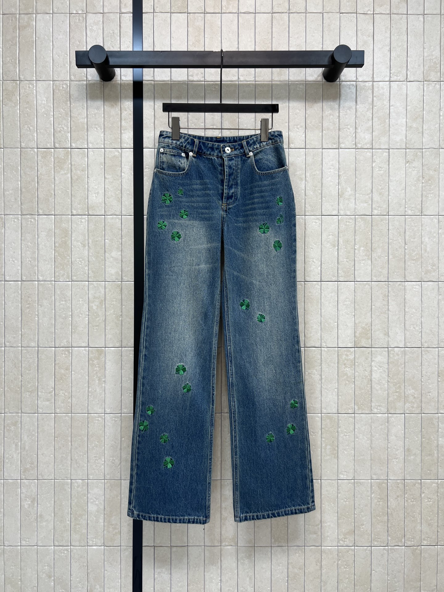 NO:740719,D Home 26 spring and summer new style four-leaf clover embroidered wide-leg jeans, retro and distressed texture is awesome!  The trousers are embellished with green four-leaf clover embroidery, which means luck, and are full of design. The high-waisted wide-leg version modifies the leg shape and is comfortable. It is suitable for daily commuting and casual outings. Pair it with a sweater or shirt to easily switch styles to meet the needs of different body types. It is practical and has a sense of design. A must-have for fashionable girls!  One color and four sizes Size/S-M-L-XL,,dior,hoodie,sweatshirts,jeans,shirts,19860909D家 26春夏新款 四叶草刺绣阔腿牛仔裤 复古做旧质感超赞！裤身点缀绿色四叶草刺绣 寓意幸运 设计感满满 高腰阔腿版型 修饰腿型又舒适 日常通勤、休闲出街都很适合 搭配卫衣或衬衫 轻松切换风格 满足不同身材需求 实用又有设计感 时髦女孩必入！一色四码Size/S-M-L-XL,,dior,hoodie,sweatshirts,jeans,shirts,,Women's clothing