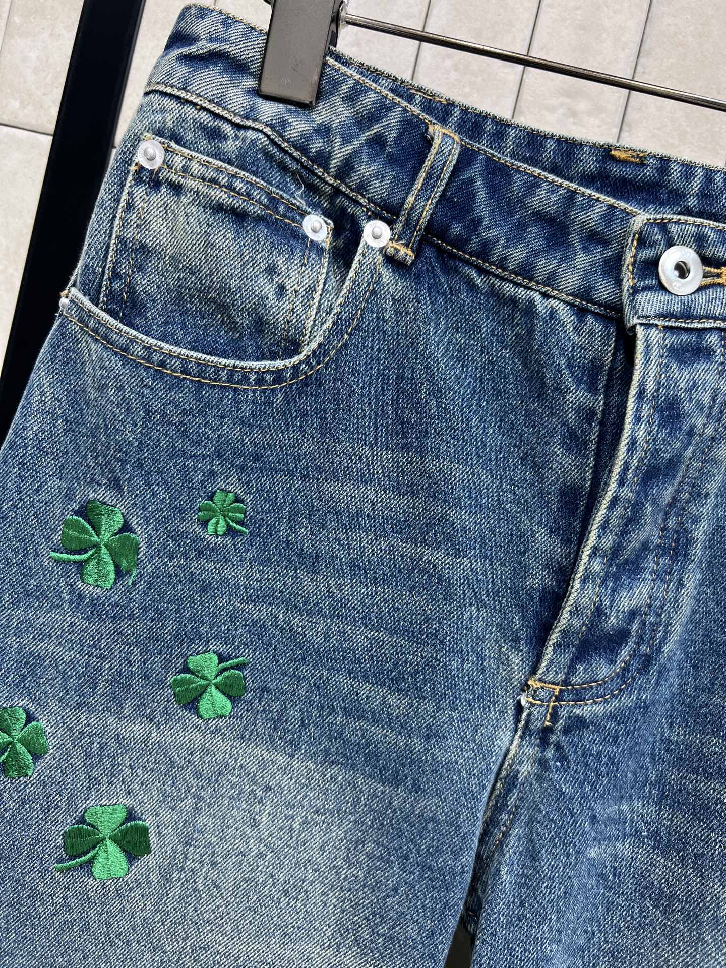 D家 26春夏新款 四叶草刺绣阔腿牛仔裤 复古做旧质感超赞！裤身点缀绿色四叶草刺绣 寓意幸运 设计感满满