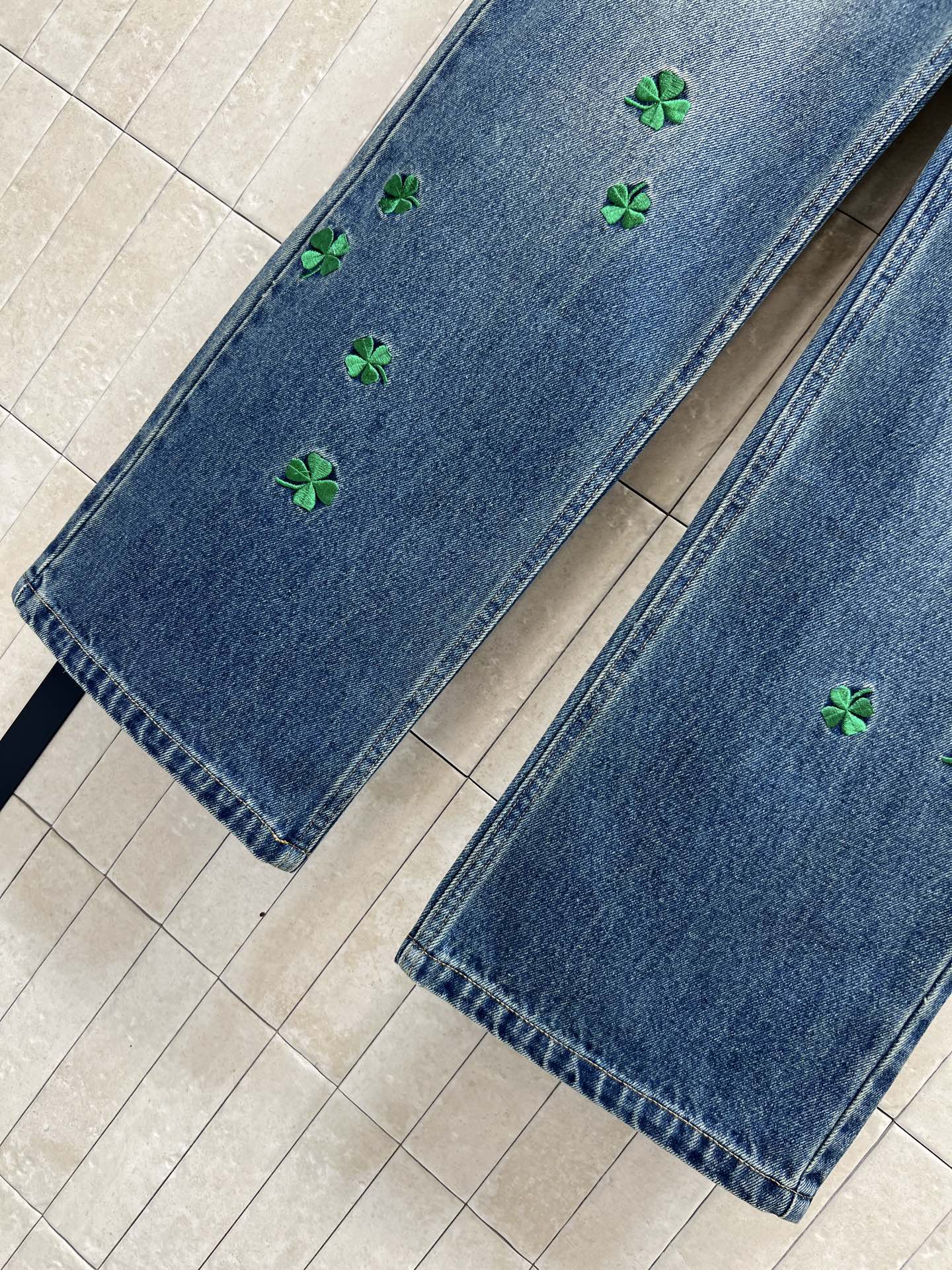 D家 26春夏新款 四叶草刺绣阔腿牛仔裤 复古做旧质感超赞！裤身点缀绿色四叶草刺绣 寓意幸运 设计感满满