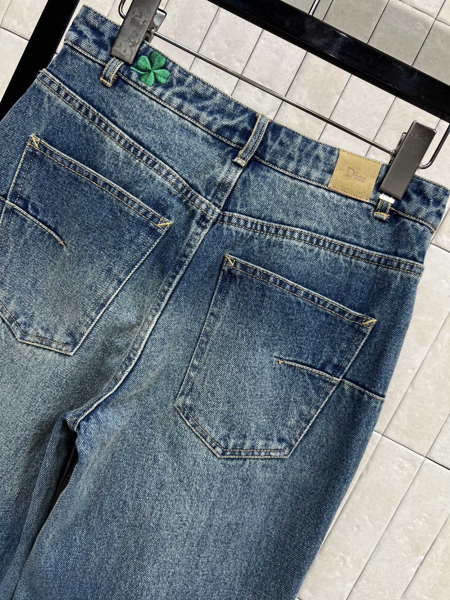 D家 26春夏新款 四叶草刺绣阔腿牛仔裤 复古做旧质感超赞！裤身点缀绿色四叶草刺绣 寓意幸运 设计感满满