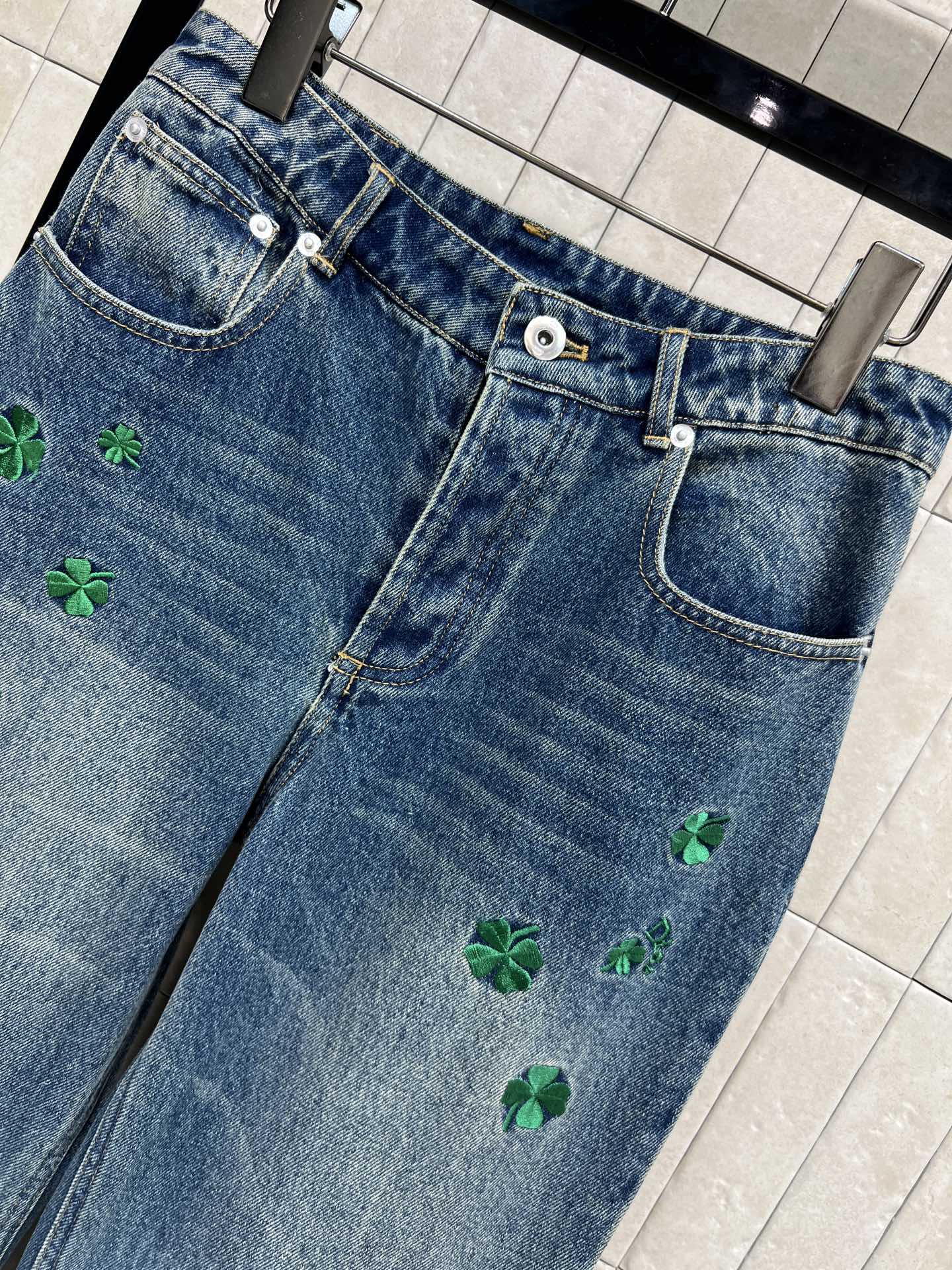 D家 26春夏新款 四叶草刺绣阔腿牛仔裤 复古做旧质感超赞！裤身点缀绿色四叶草刺绣 寓意幸运 设计感满满