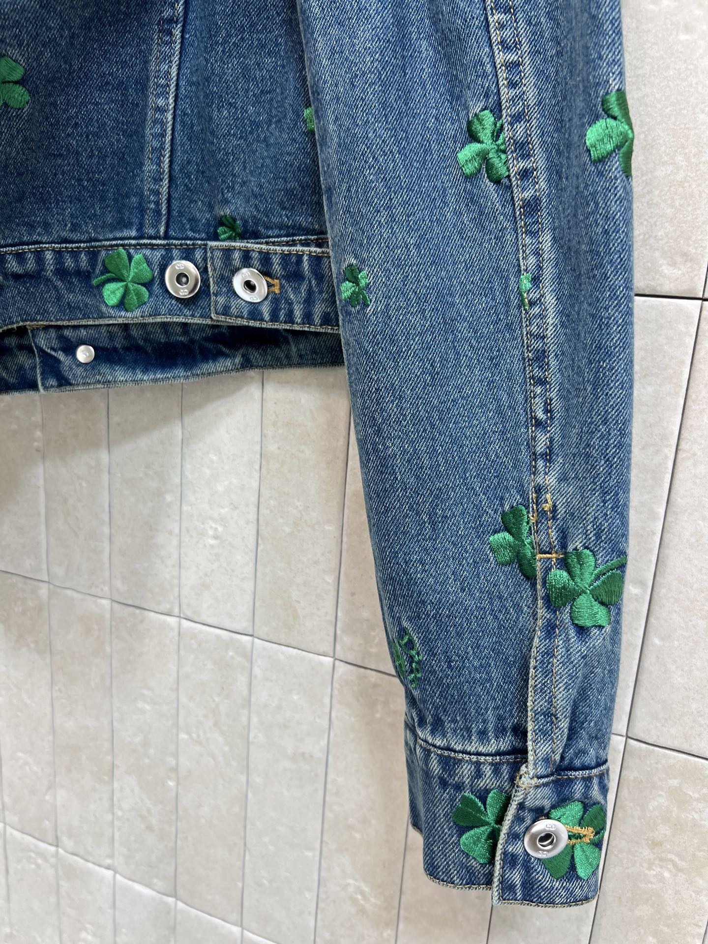 D家 26春夏新款 四叶草刺绣牛仔外套 经典蓝色牛仔布+绿色四叶草刺绣 春日氛围感满满 短款剪裁 金属纽