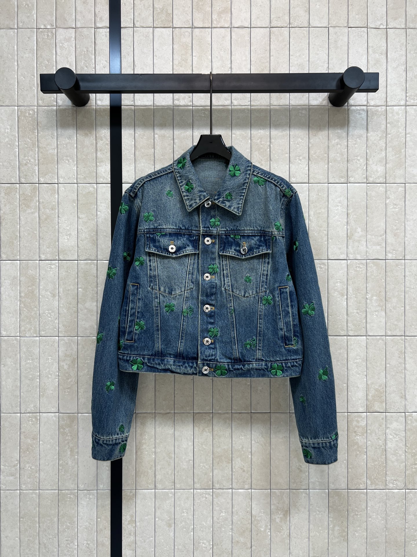 NO:740717,D Home 26 new spring and summer style denim jacket with four-leaf clover embroidery. Classic blue denim + green four-leaf clover embroidery. Full of spring atmosphere. Short cut. Metal buttons + lapel design. Retro and fashionable!  The four-leaf clover symbolizes luck and is very suitable for daily wear or casual luxury occasions. Pair it with high-waisted pants/skirts to easily get a fresh and energetic look. It is extremely fashionable!  Four sizes in one color Size/S-M-L-XL,,dior,skirts,jackets & coats,19860909D家 26春夏新款 四叶草刺绣牛仔外套 经典蓝色牛仔布+绿色四叶草刺绣 春日氛围感满满 短款剪裁 金属纽扣+翻领设计 复古又时髦！四叶草象征幸运 超适合日常或轻奢场合穿搭 搭配高腰裤/裙 轻松get清新活力造型 时尚感爆棚！一色四码Size/S-M-L-XL,,dior,skirts,jackets & coats,,Women's clothing