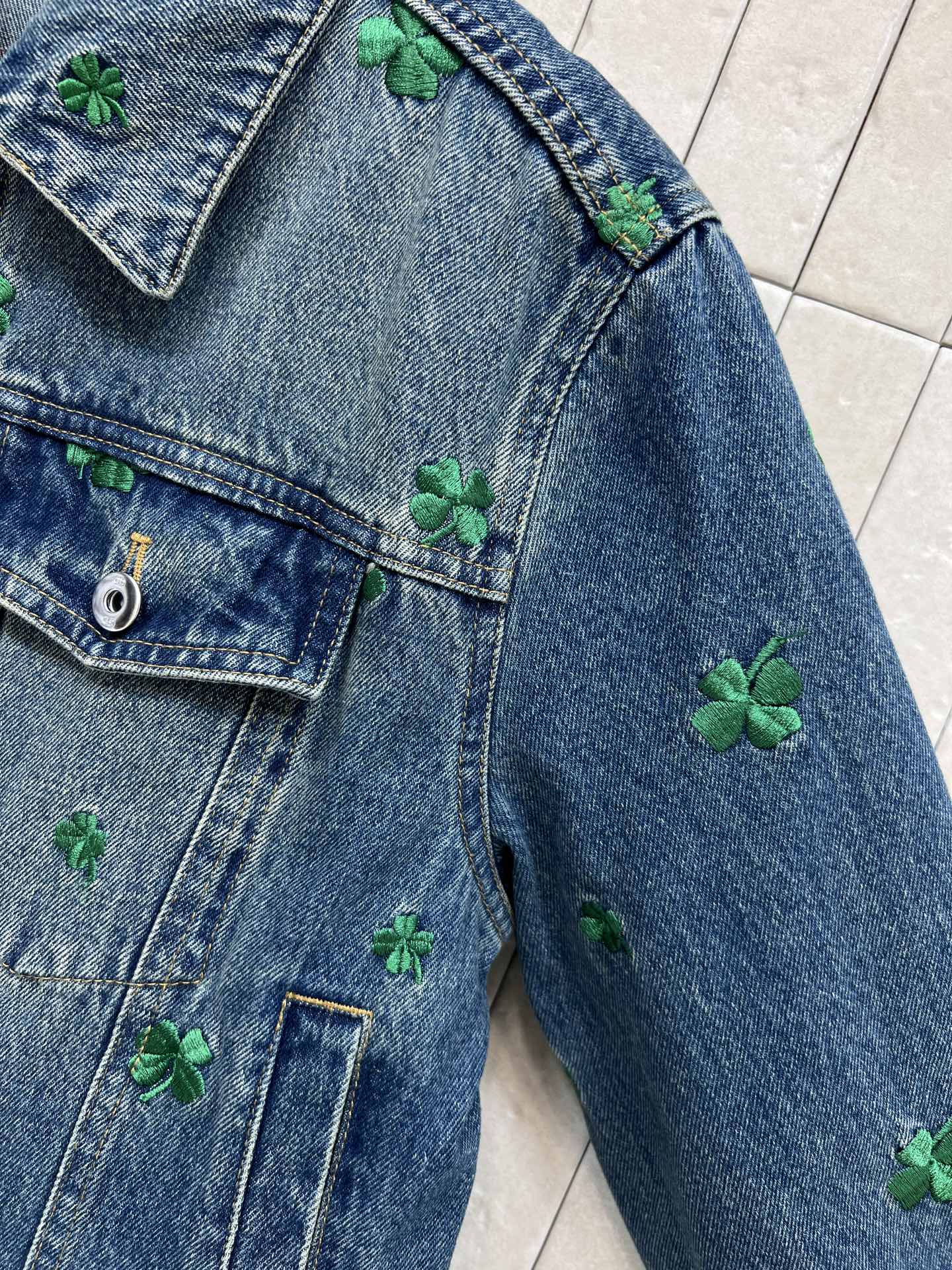 D家 26春夏新款 四叶草刺绣牛仔外套 经典蓝色牛仔布+绿色四叶草刺绣 春日氛围感满满 短款剪裁 金属纽