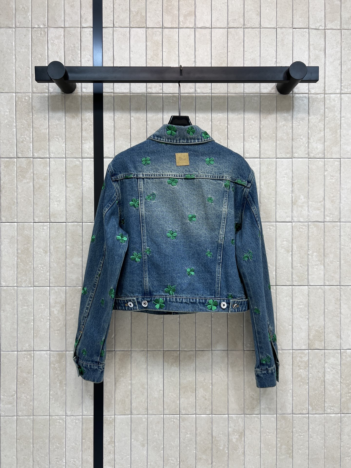 D家 26春夏新款 四叶草刺绣牛仔外套 经典蓝色牛仔布+绿色四叶草刺绣 春日氛围感满满 短款剪裁 金属纽
