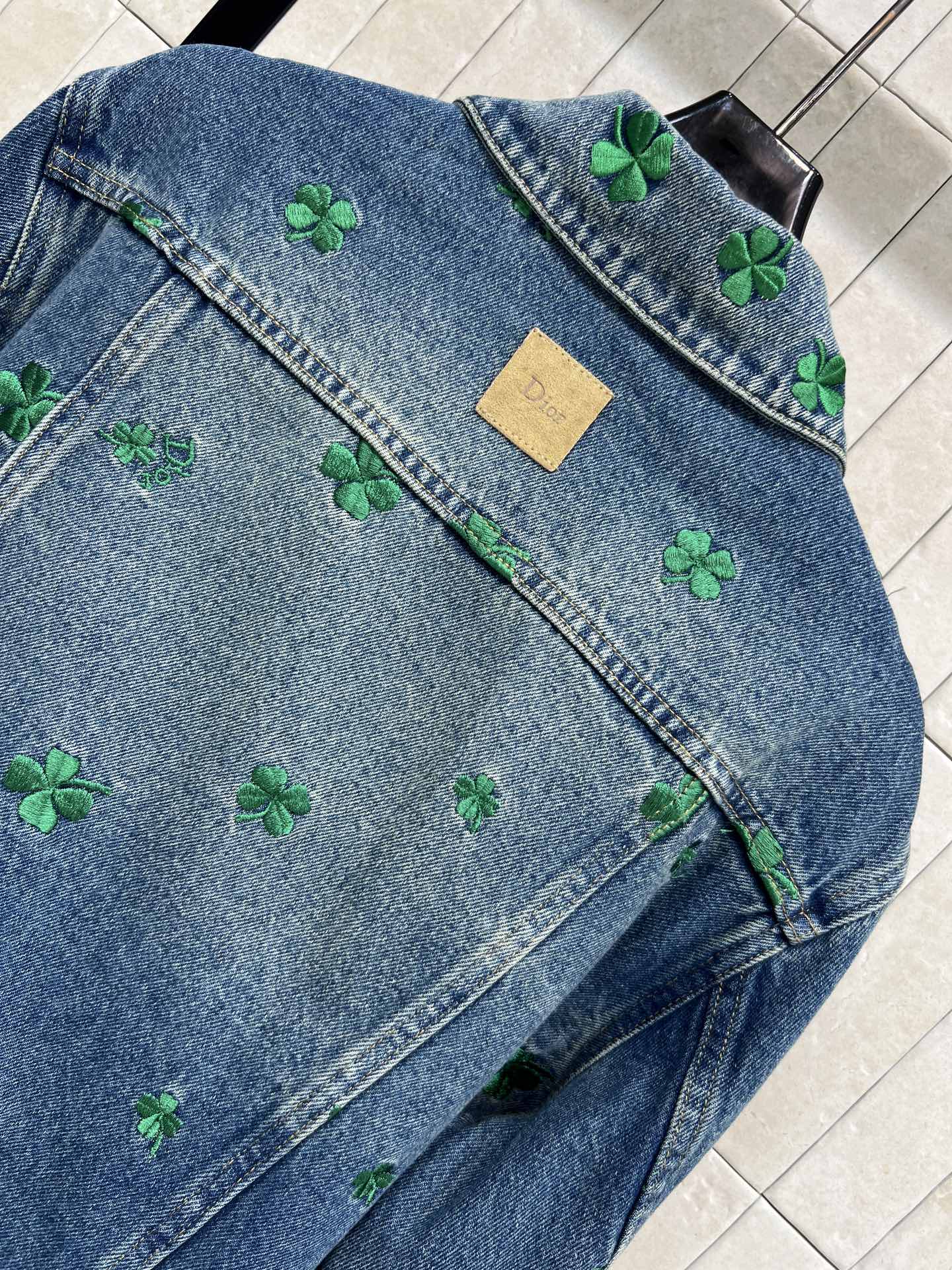 D家 26春夏新款 四叶草刺绣牛仔外套 经典蓝色牛仔布+绿色四叶草刺绣 春日氛围感满满 短款剪裁 金属纽