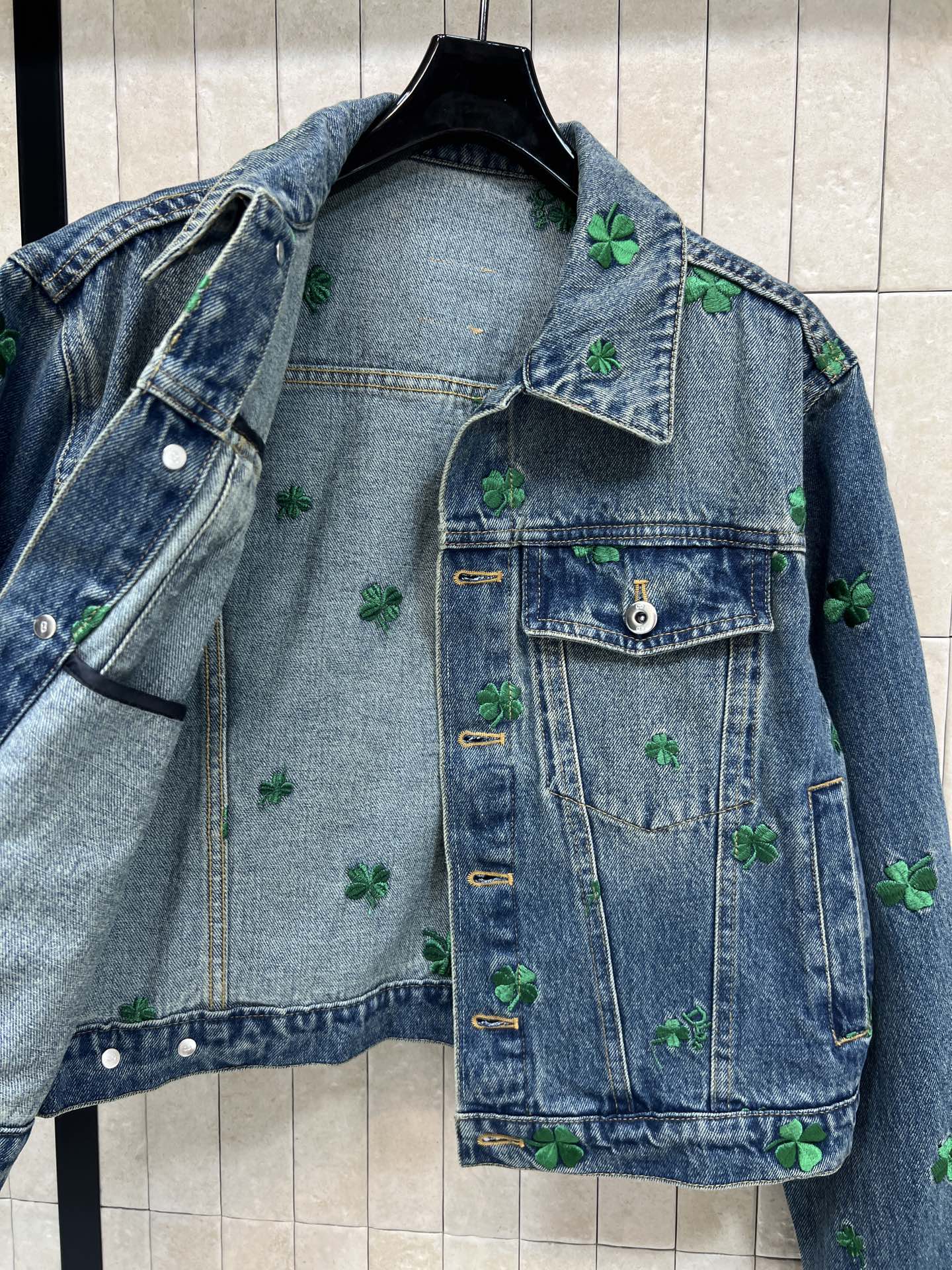 D家 26春夏新款 四叶草刺绣牛仔外套 经典蓝色牛仔布+绿色四叶草刺绣 春日氛围感满满 短款剪裁 金属纽