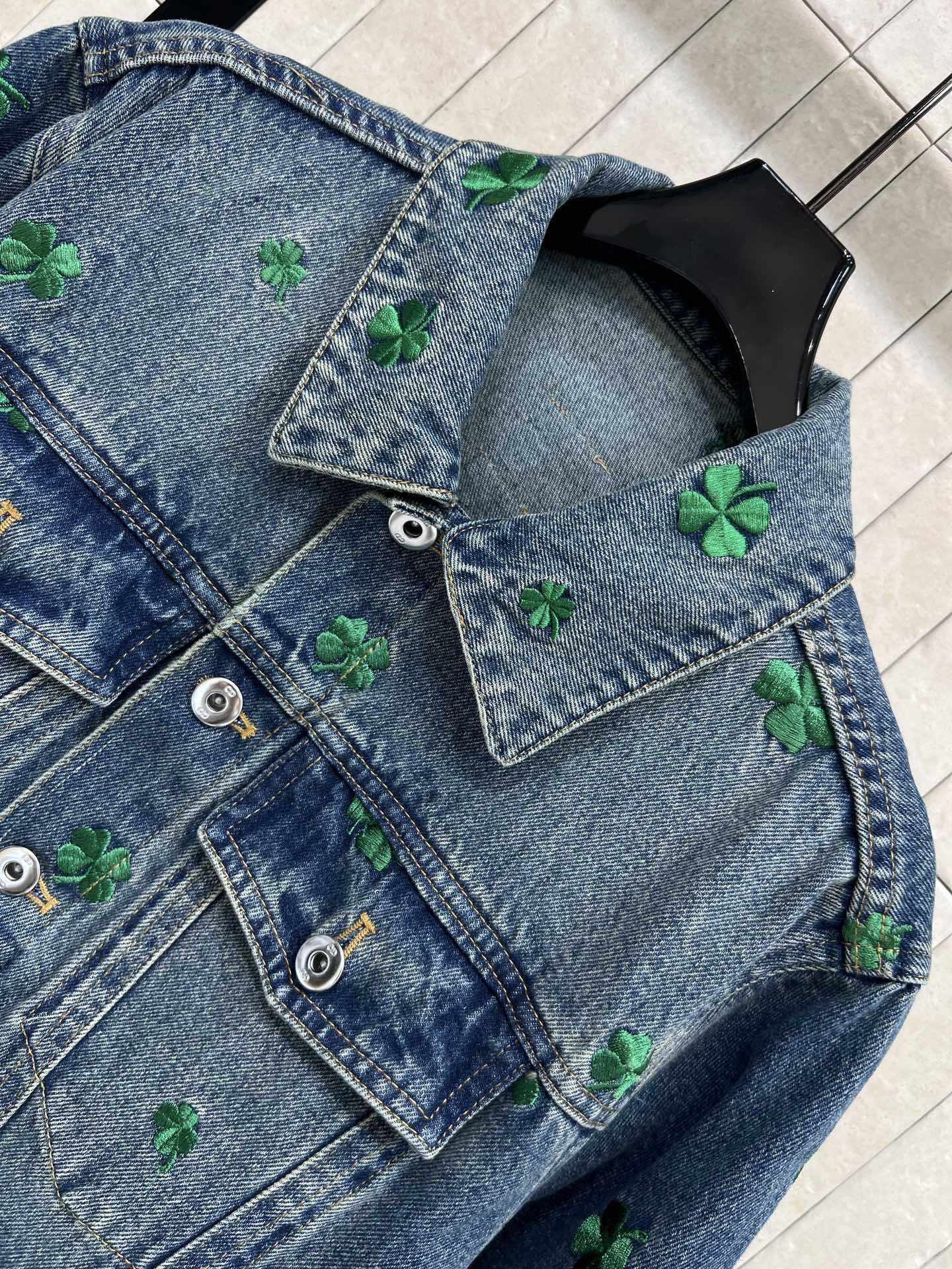 D家 26春夏新款 四叶草刺绣牛仔外套 经典蓝色牛仔布+绿色四叶草刺绣 春日氛围感满满 短款剪裁 金属纽