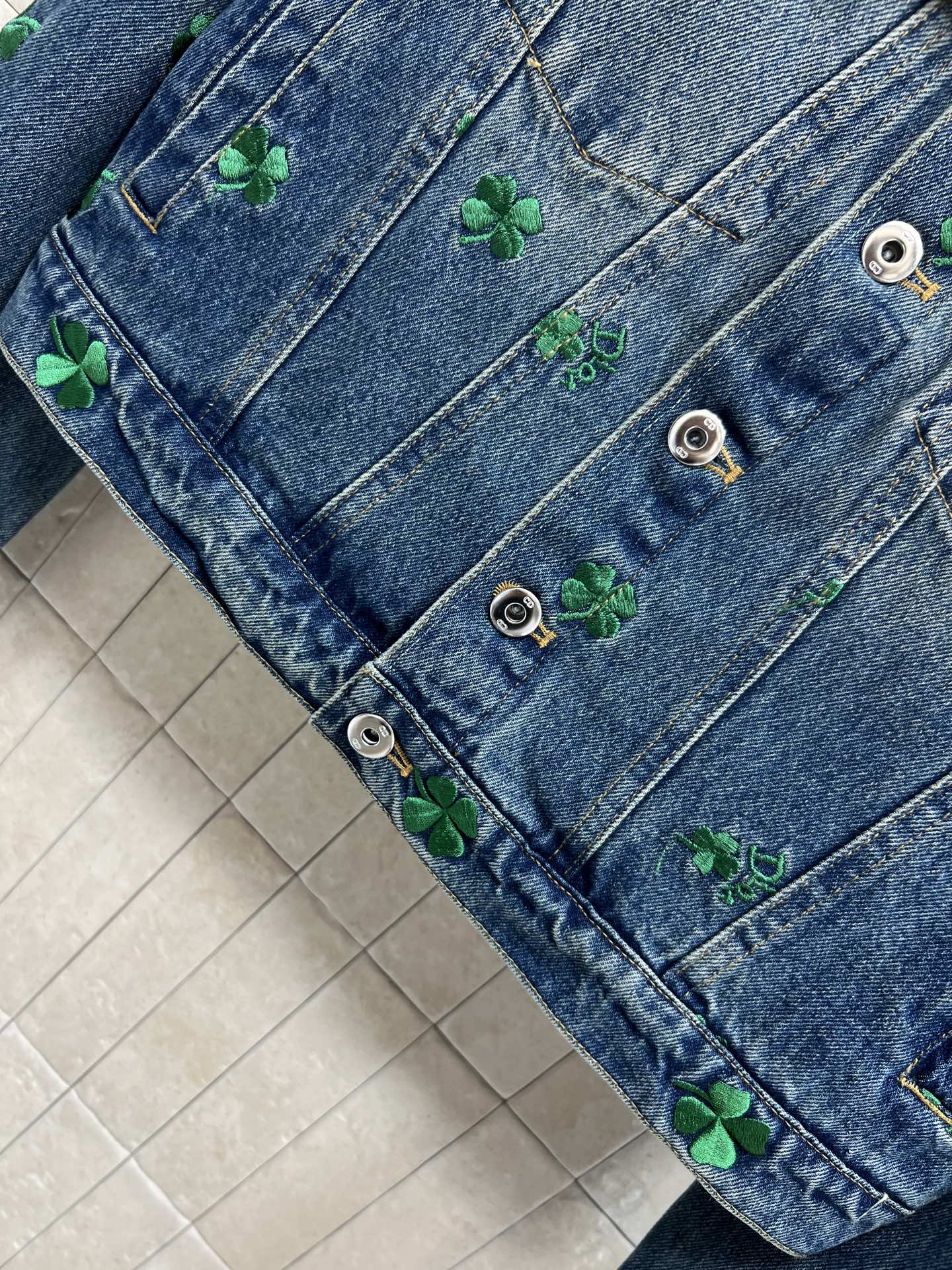 D家 26春夏新款 四叶草刺绣牛仔外套 经典蓝色牛仔布+绿色四叶草刺绣 春日氛围感满满 短款剪裁 金属纽