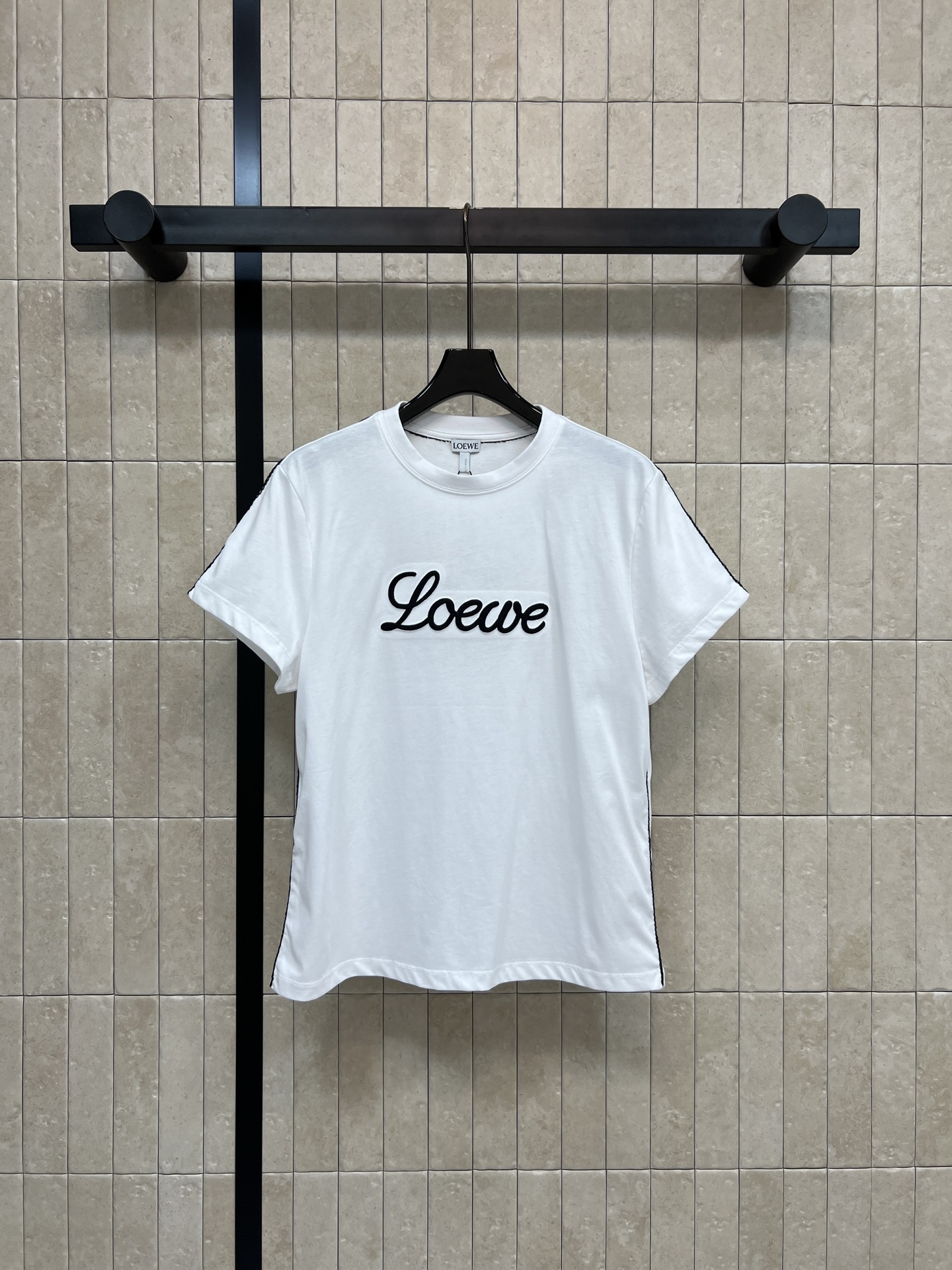 LE家 26春夏新款 经典Logo白色T恤 正面刺绣手写Logo超有辨识度 简约又高级！高品质棉料 柔软