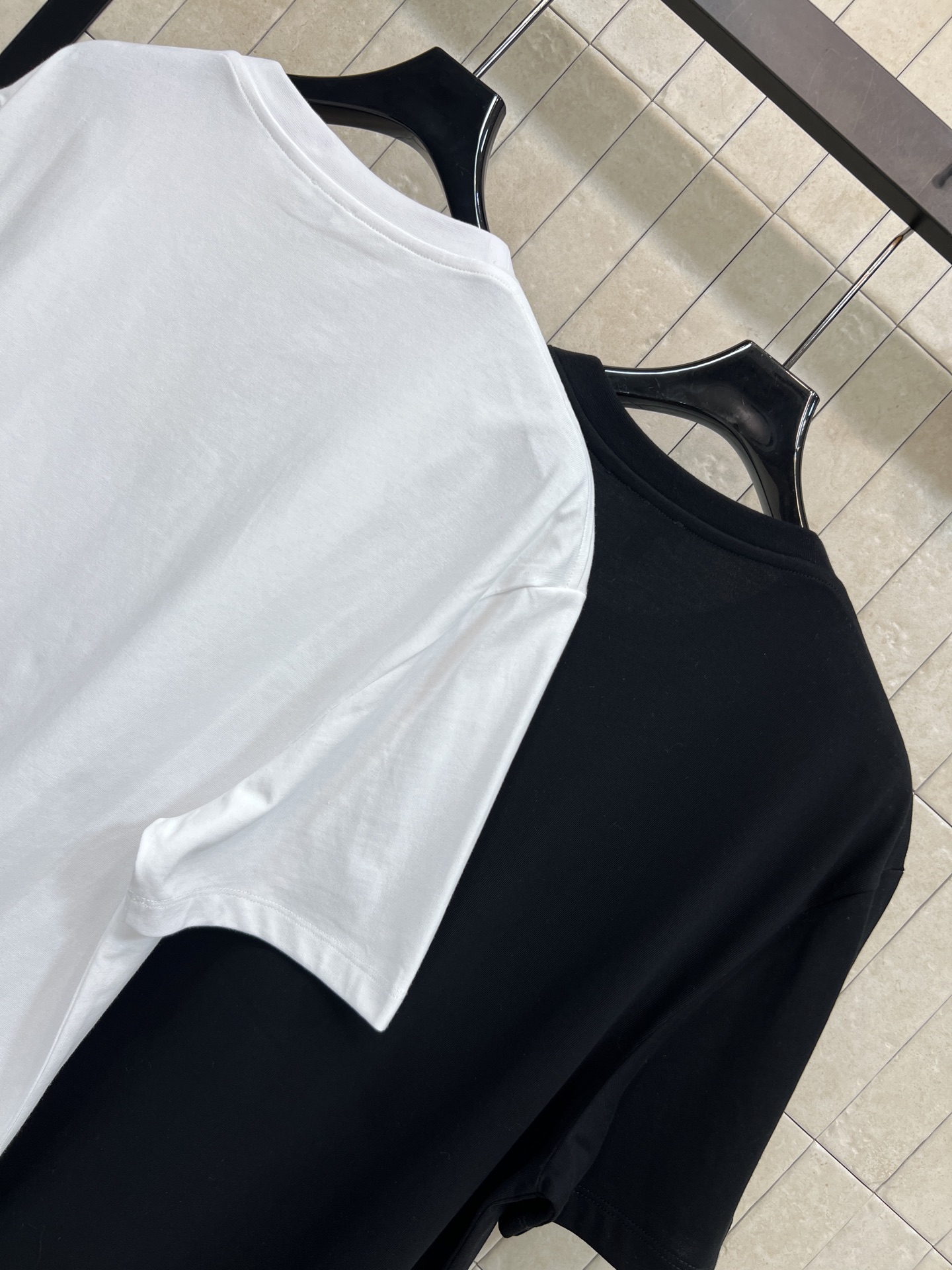 LE家 26春夏新款 经典Logo口袋T恤 采用纯棉材质 柔软舒适 日常穿着超友好 胸前小口袋+Logo