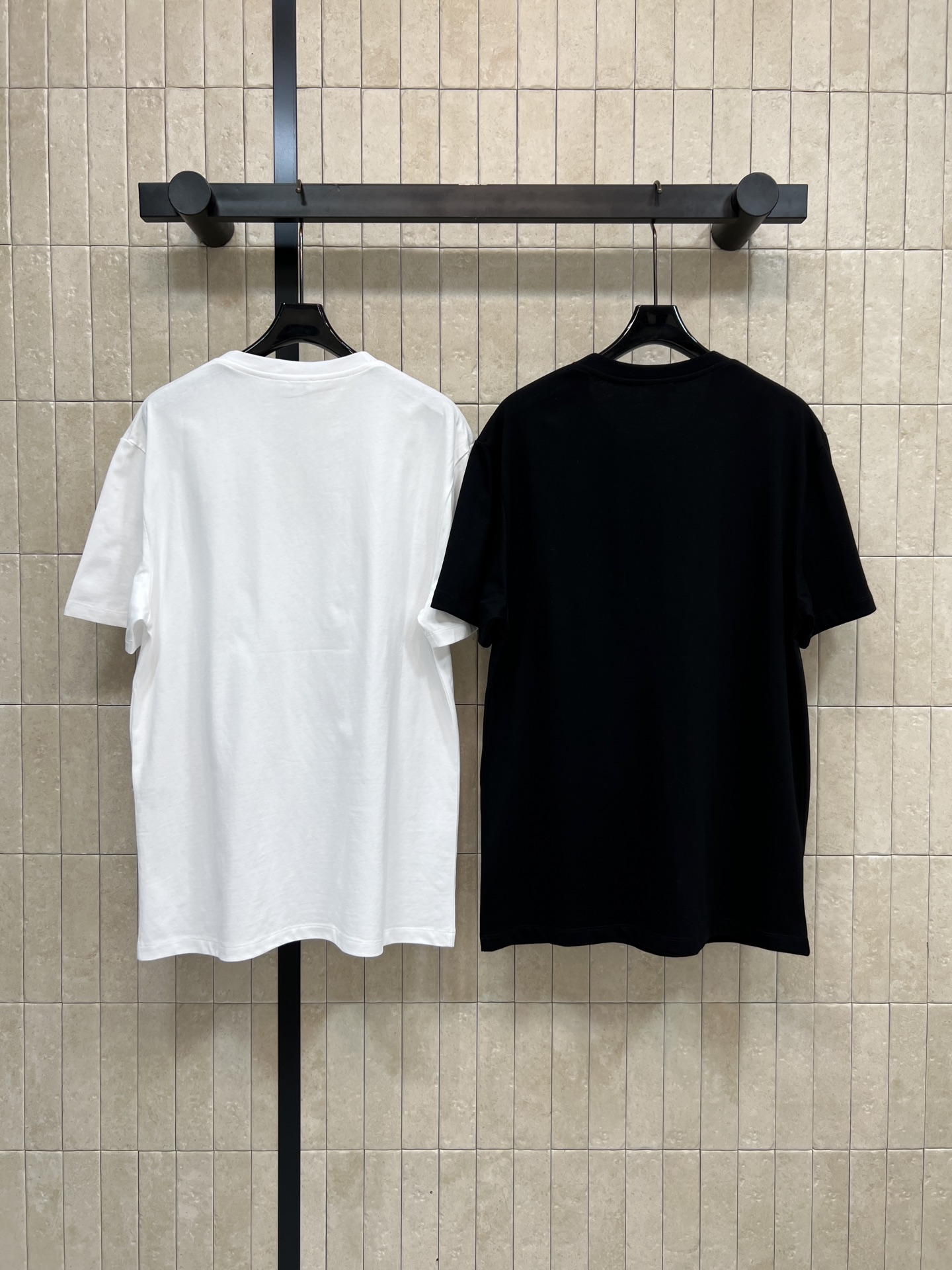 LE家 26春夏新款 经典Logo口袋T恤 采用纯棉材质 柔软舒适 日常穿着超友好 胸前小口袋+Logo