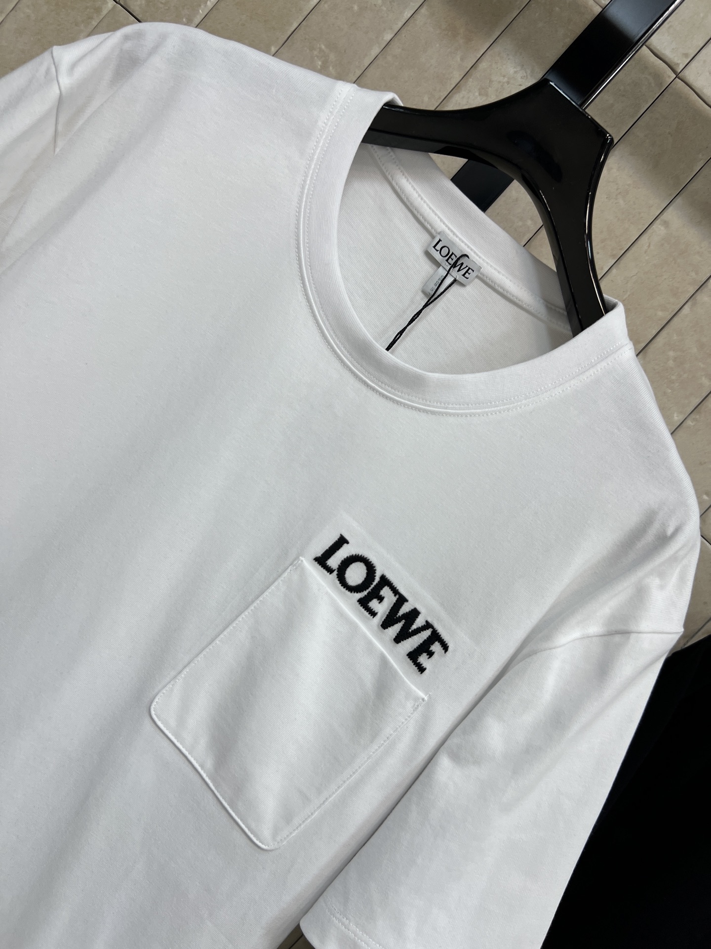 LE家 26春夏新款 经典Logo口袋T恤 采用纯棉材质 柔软舒适 日常穿着超友好 胸前小口袋+Logo