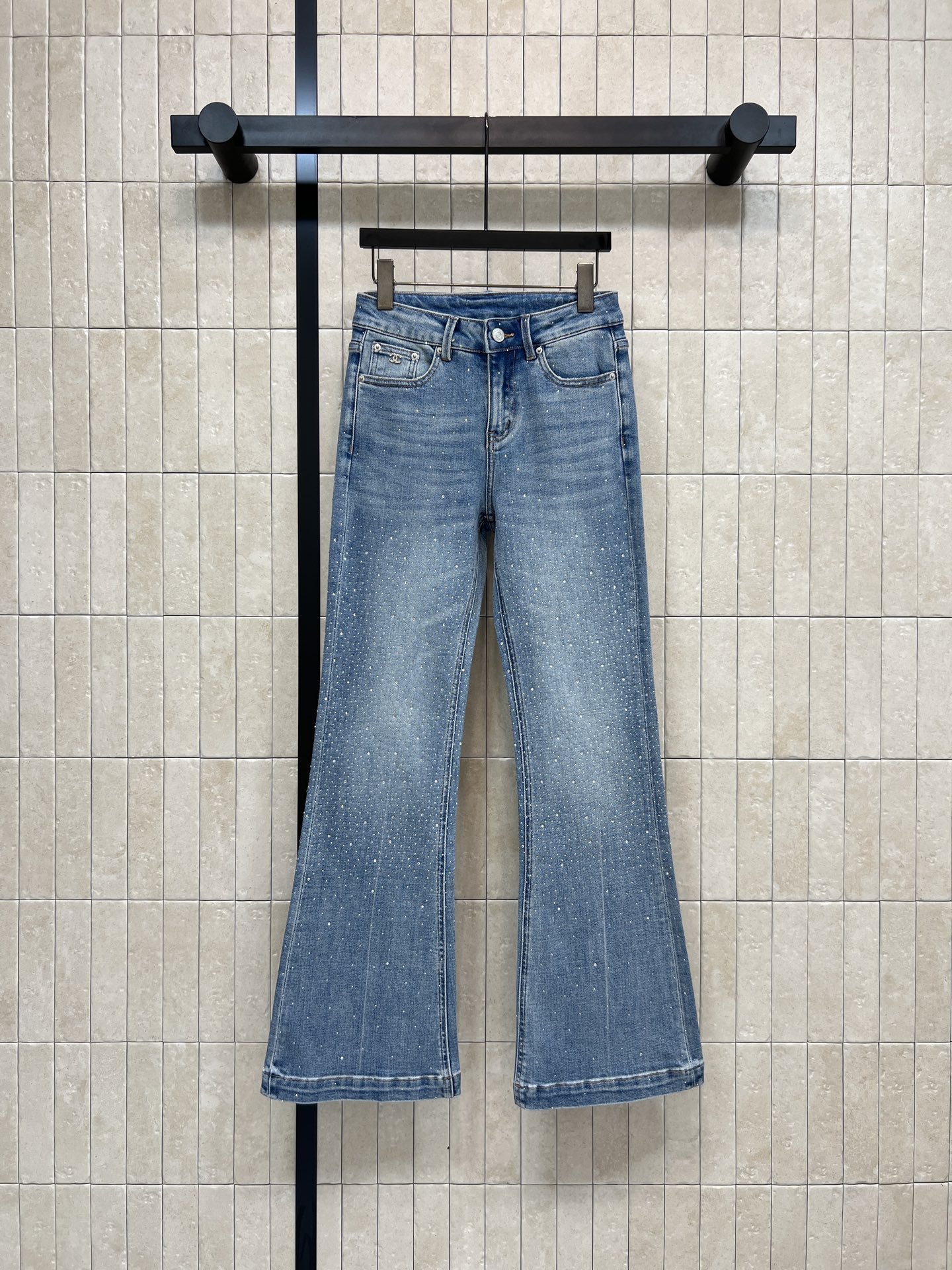 26春夏的 复古烫钻微喇牛仔裤 采用复古蓝色水洗面料 点缀烫钻 闪耀感满满！高腰微喇设计 修饰腿型 梨形