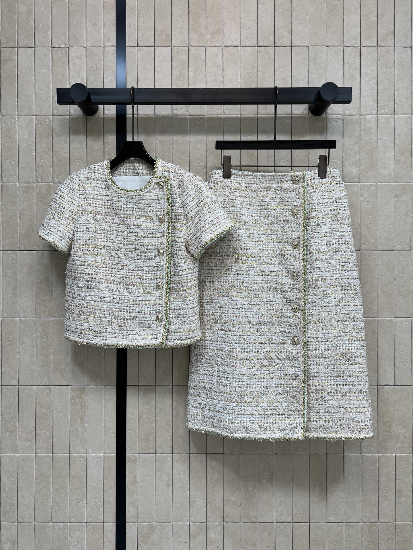 NO:748041,Tops and skirts 26 spring and summer new style tweed suit, short-sleeved jacket + buttoned skirt, golden yarn mixed with fine glitter weaving, golden piping embellishment, low-key and high-end~ The jacket has neat short sleeves, the skirt is slim-fitting and has a perfect retro style!  The tweed material is classic. Suitable for formal occasions or vacation wear. Easily create an 'old money style' atmosphere. Three sizes in one color. Size/S-M-L,,skirts,jackets & coats,T-shirt,19860909上衣半裙 26春夏新款 粗花呢套装 短袖外套+排扣半身裙 金色纱线混细闪编织 金色滚边点缀 低调又高级～ 外套利落短袖 半身裙修身剪裁 优雅复古气质满分！粗花呢材质经典 适合正式场合或度假穿搭 轻松打造“老钱风”氛围感 一色三码 Size/S-M-L,,skirts,jackets & coats,T-shirt,,Women's clothing