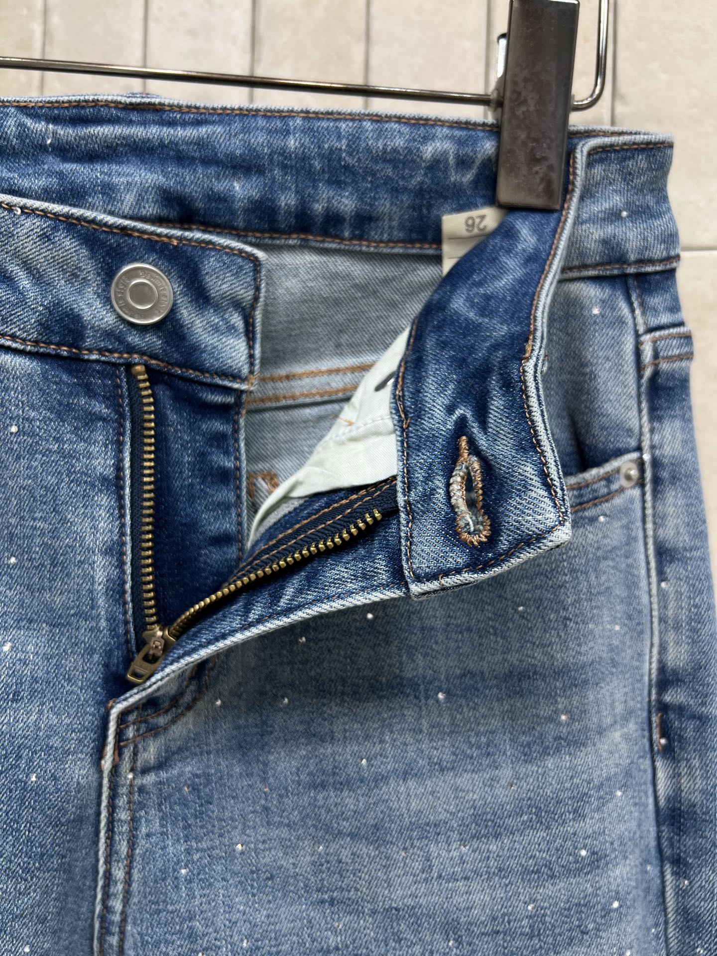 26春夏的 复古烫钻微喇牛仔裤 采用复古蓝色水洗面料 点缀烫钻 闪耀感满满！高腰微喇设计 修饰腿型 梨形